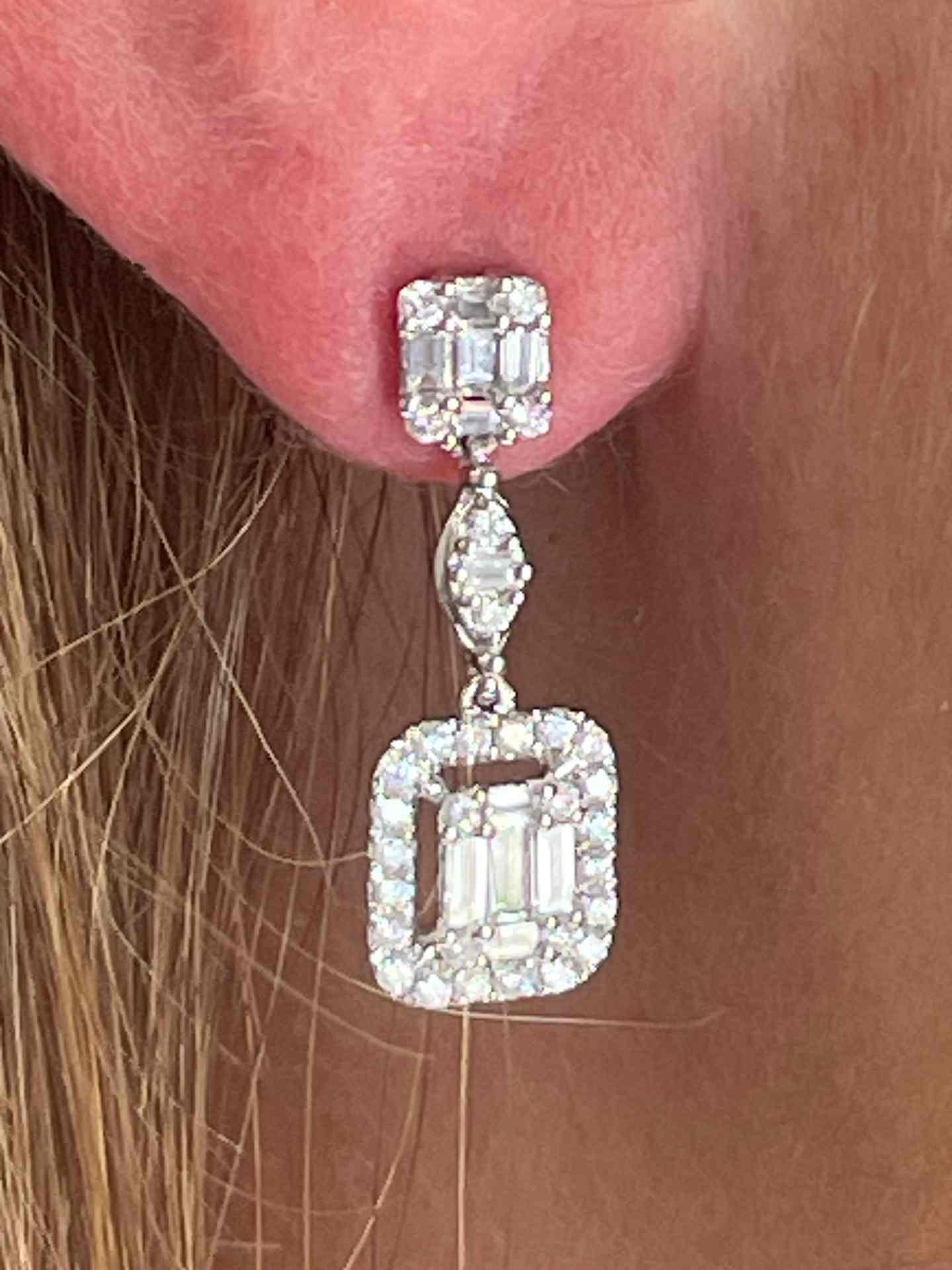 Pendiente CANTARIN de oro blanco de 18 ktes con brillantes y baguettes