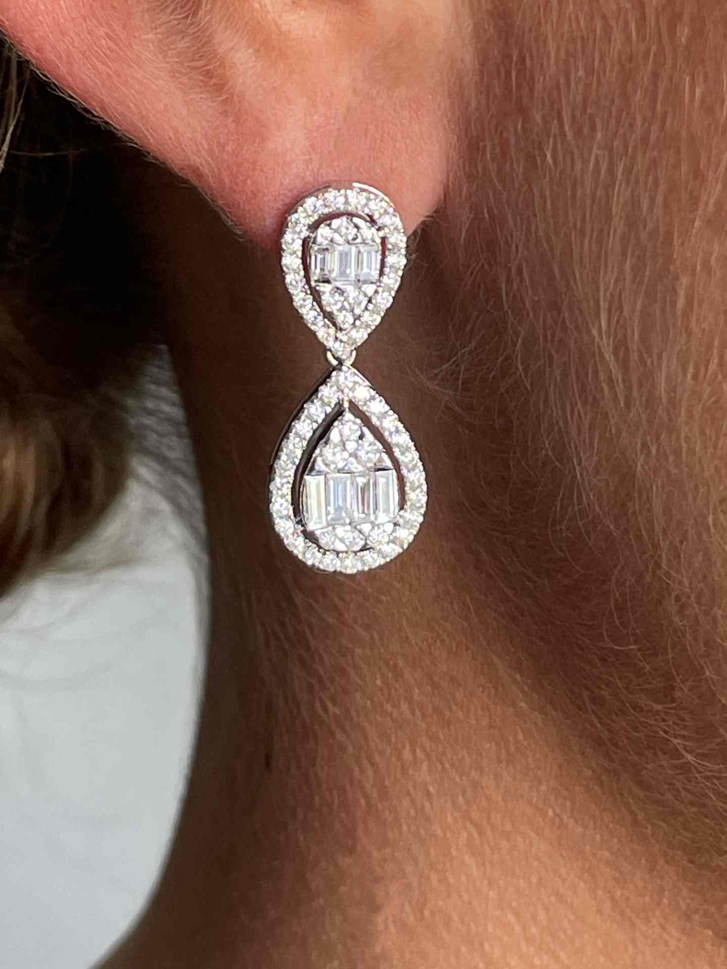 GARBOSO earring with baguettes and diamonds in 18k white gold