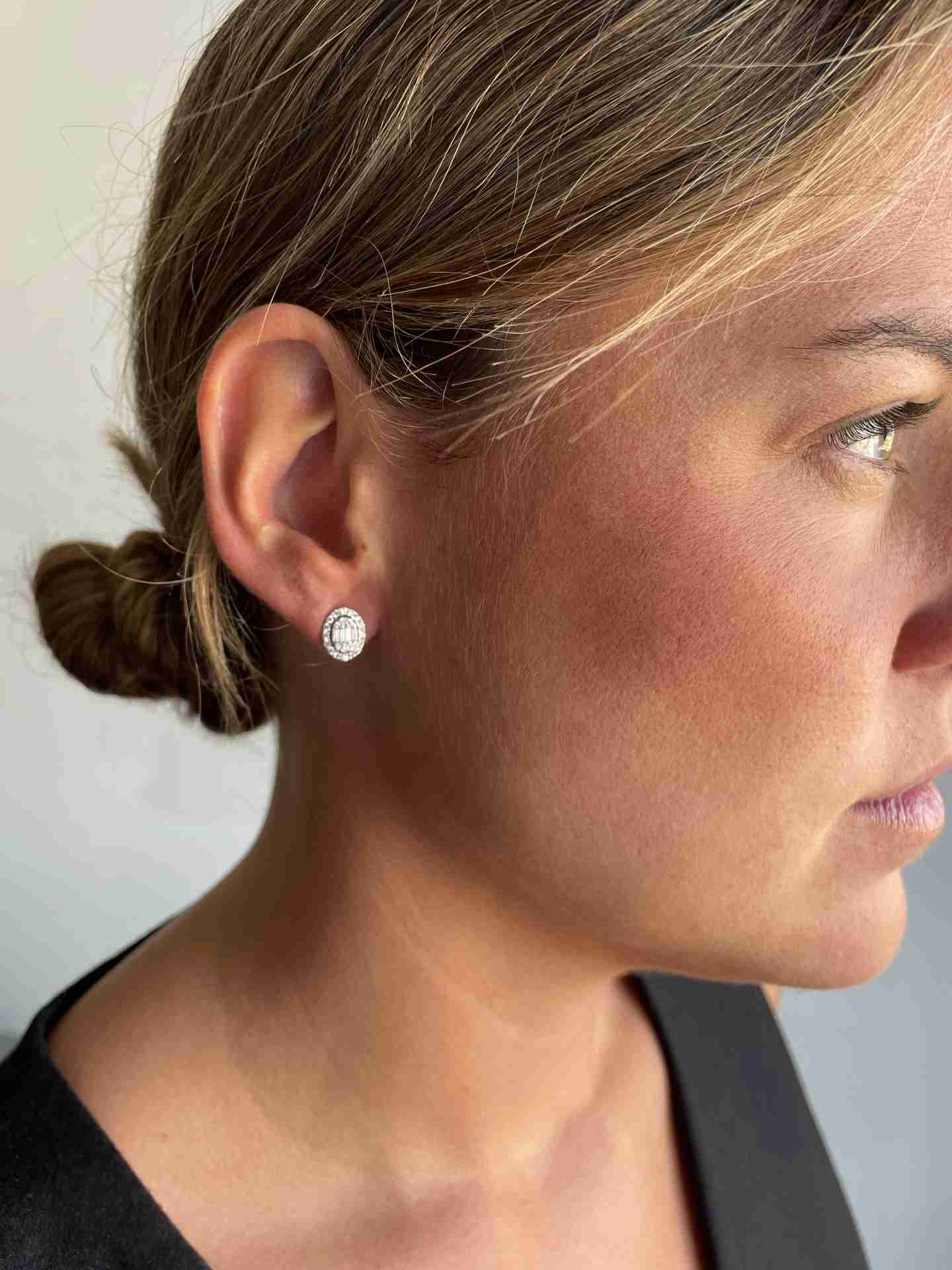 MOUSE earring in 18k white gold with diamonds and baguettes