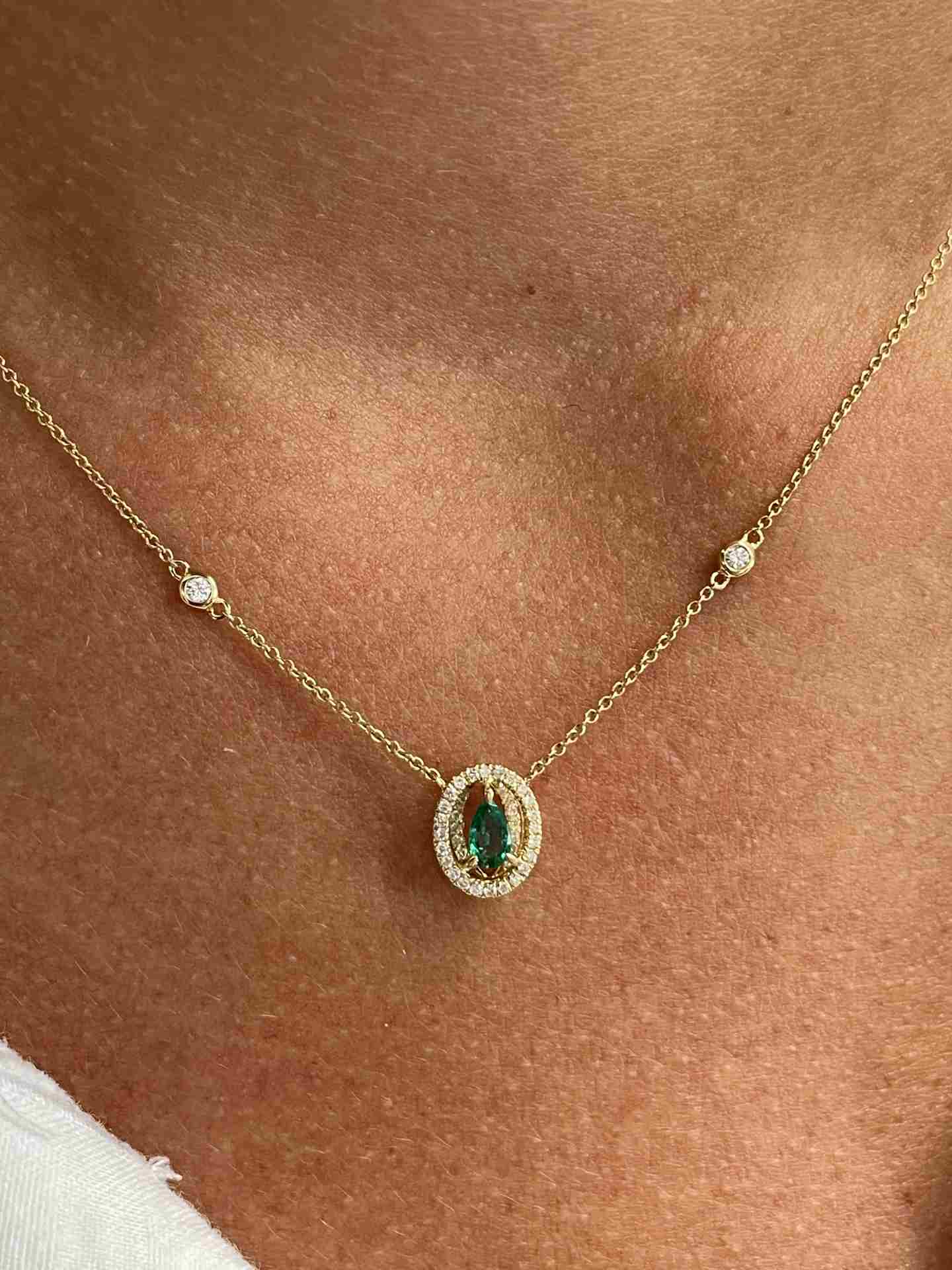 RENNES choker with 18k yellow gold emerald and diamond pendant