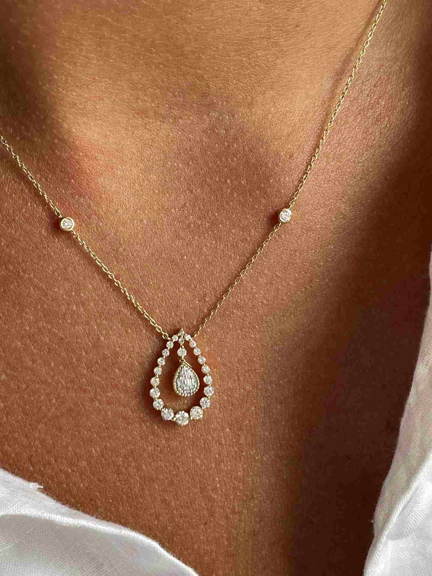 ARAGUA choker with pear pendant in diamonds and yellow gold
