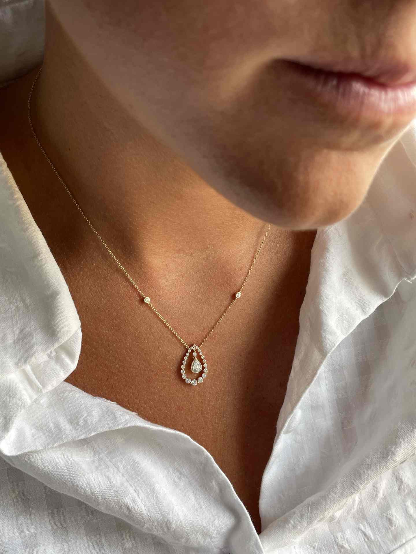 ARAGUA choker with pear pendant in diamonds and yellow gold