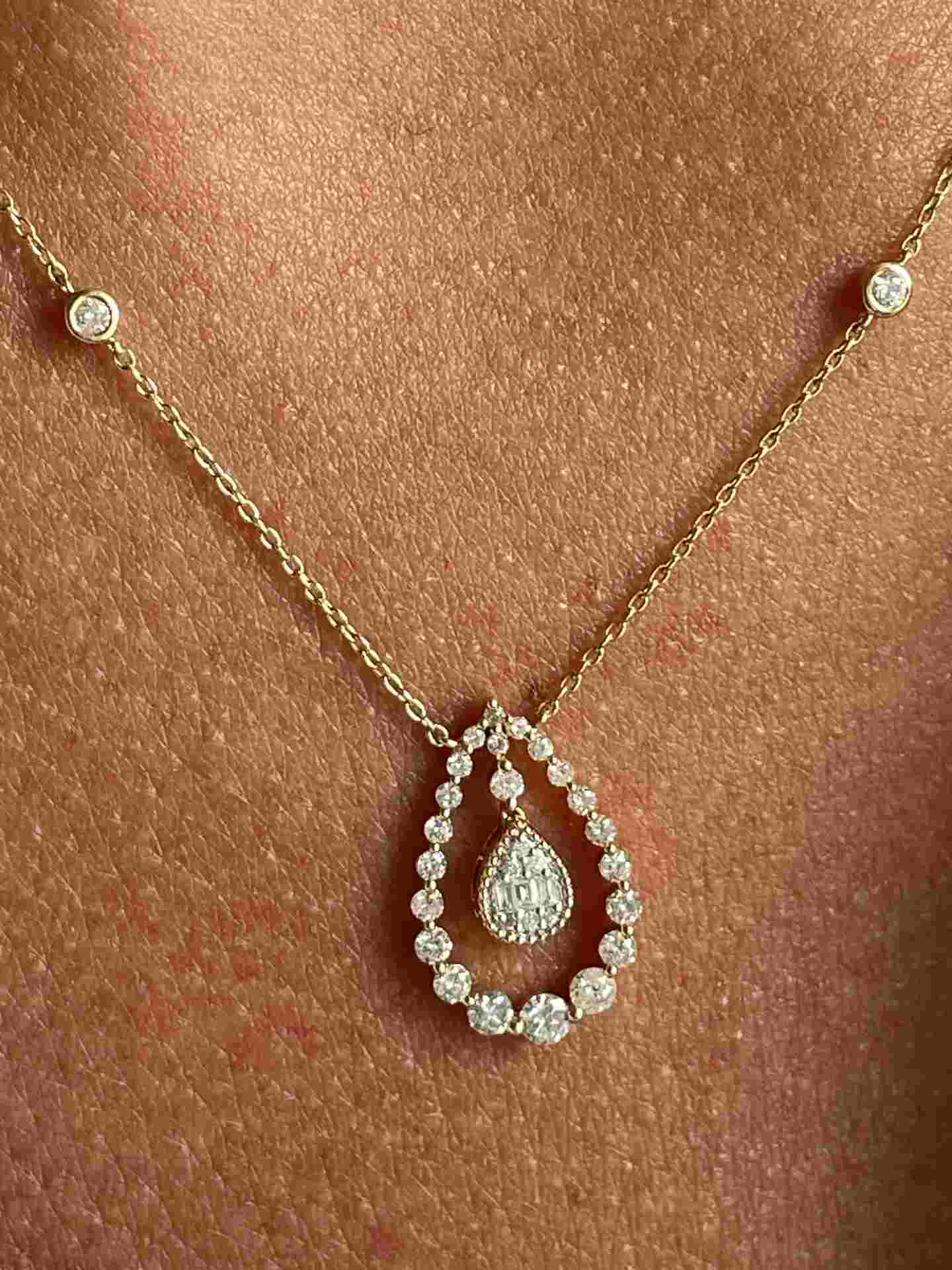 ARAGUA choker with pear pendant in diamonds and yellow gold