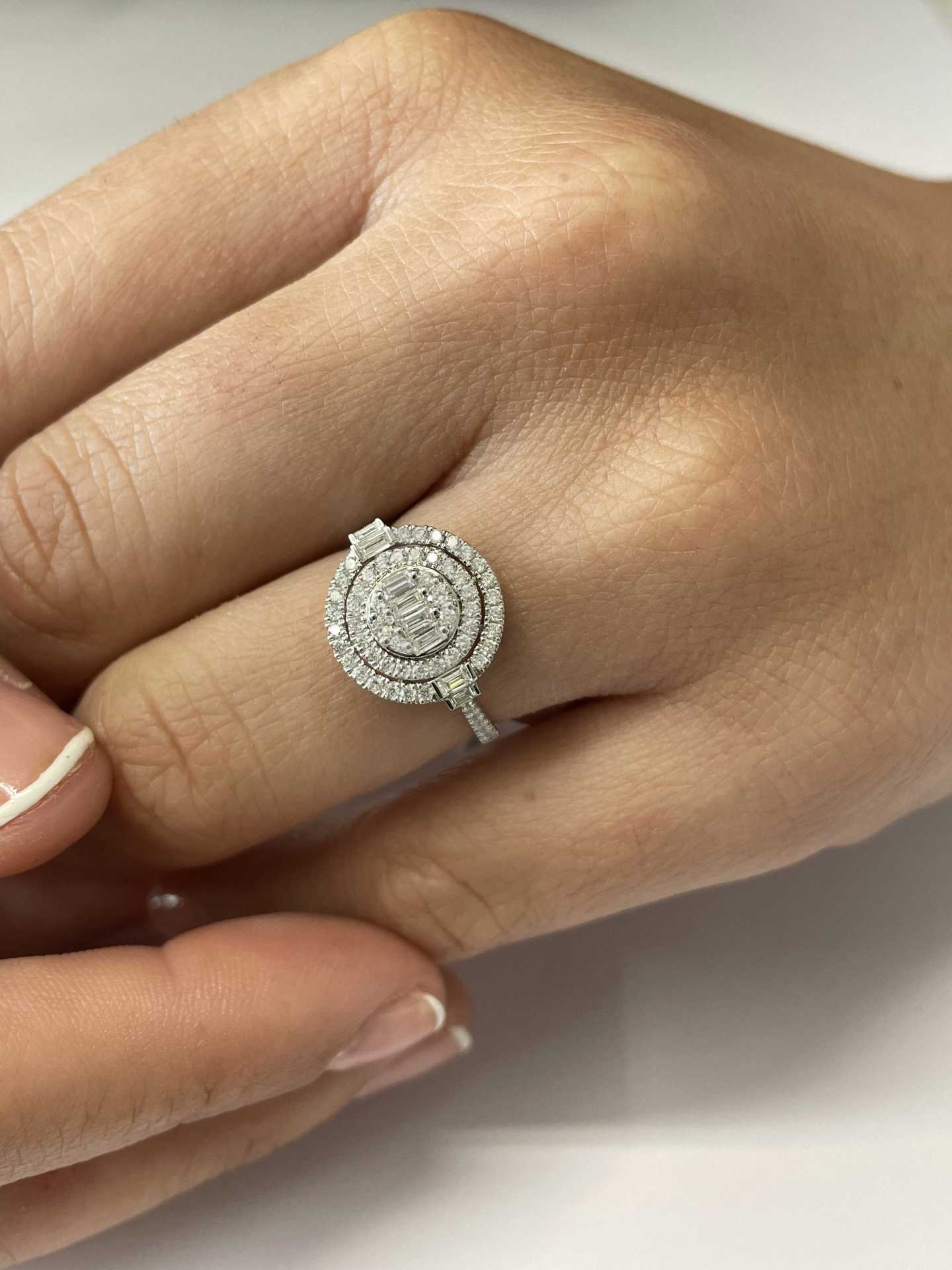 Anillo MACETERO en oro blanco de 18 kilates con baguettes y brillantes