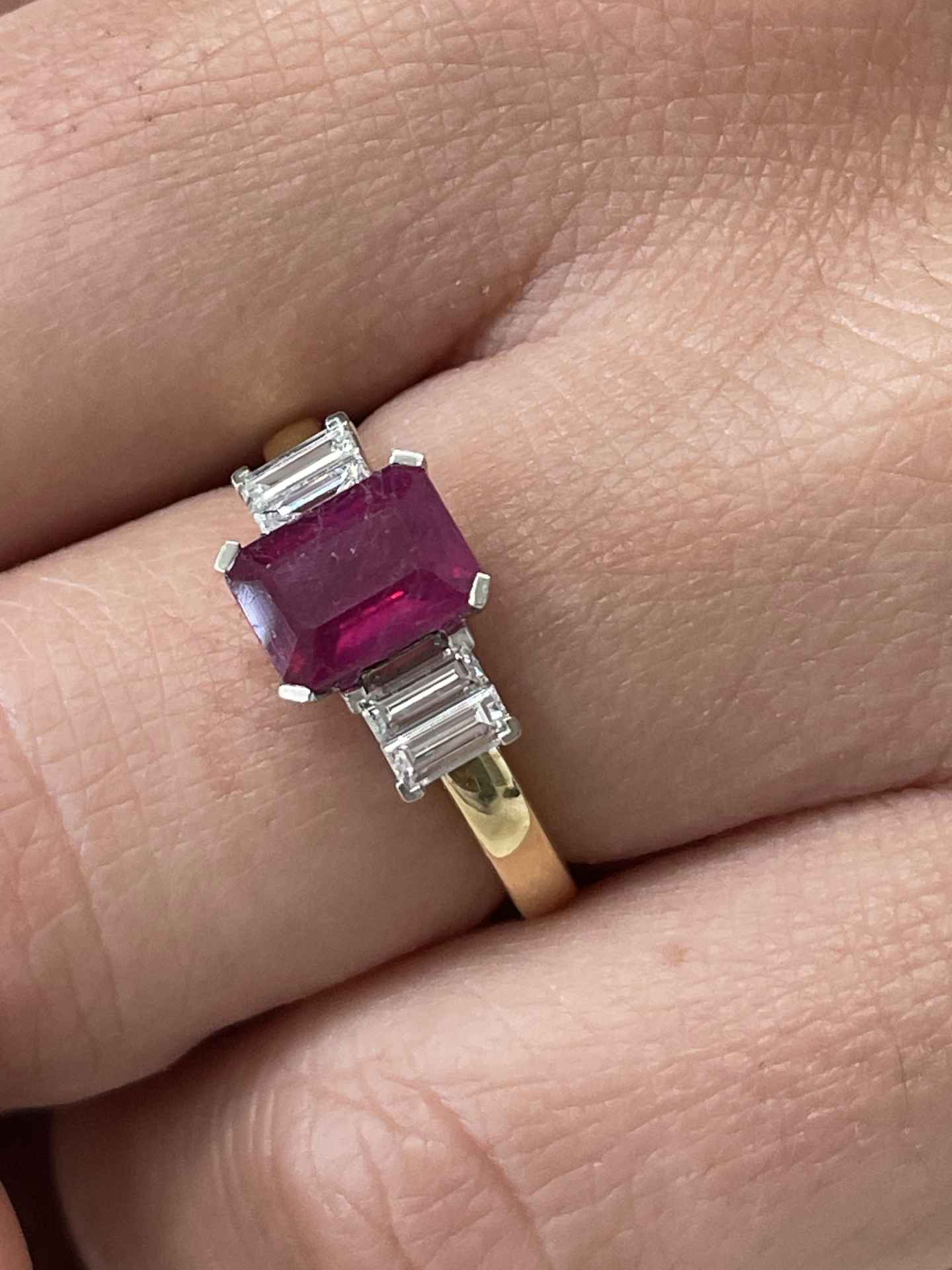 Anillo TALADOR en oro 18 ktes centro talla esmeralda con baguettes