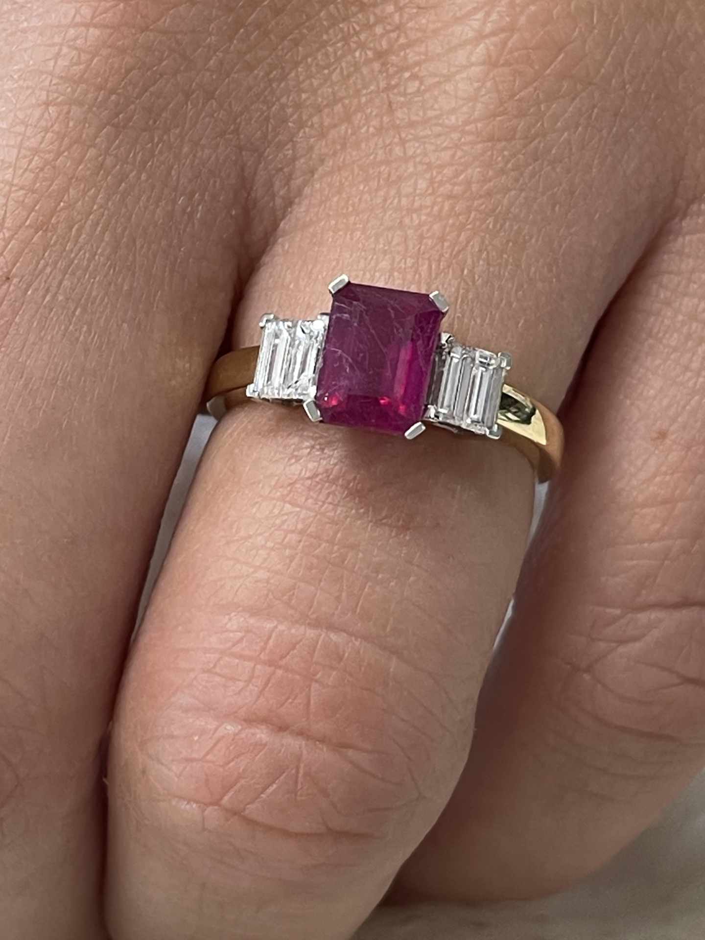 Anillo TALADOR en oro 18 ktes centro talla esmeralda con baguettes