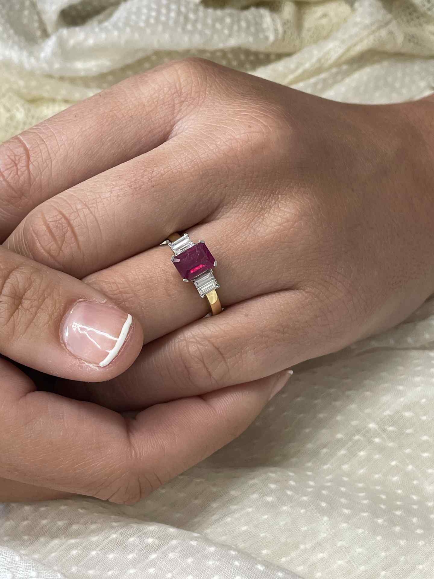 Anillo TALADOR en oro 18 ktes centro talla esmeralda con baguettes