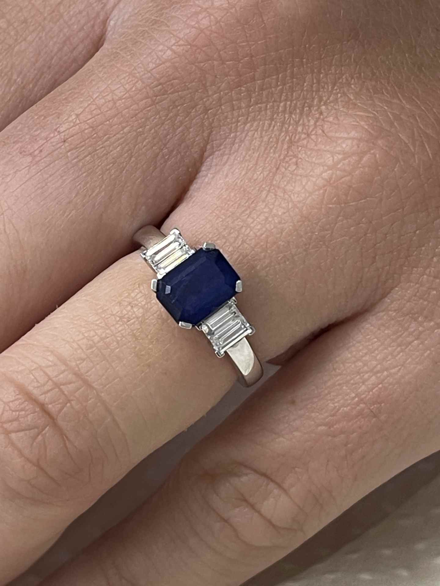 Anillo TALADOR en oro 18 ktes centro talla esmeralda con baguettes