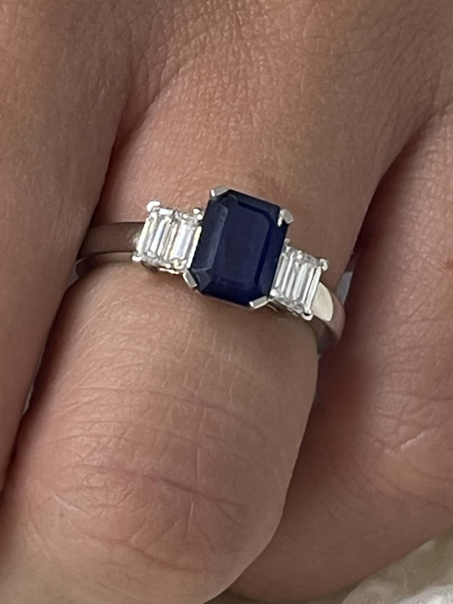 Anillo TALADOR en oro 18 ktes centro talla esmeralda con baguettes