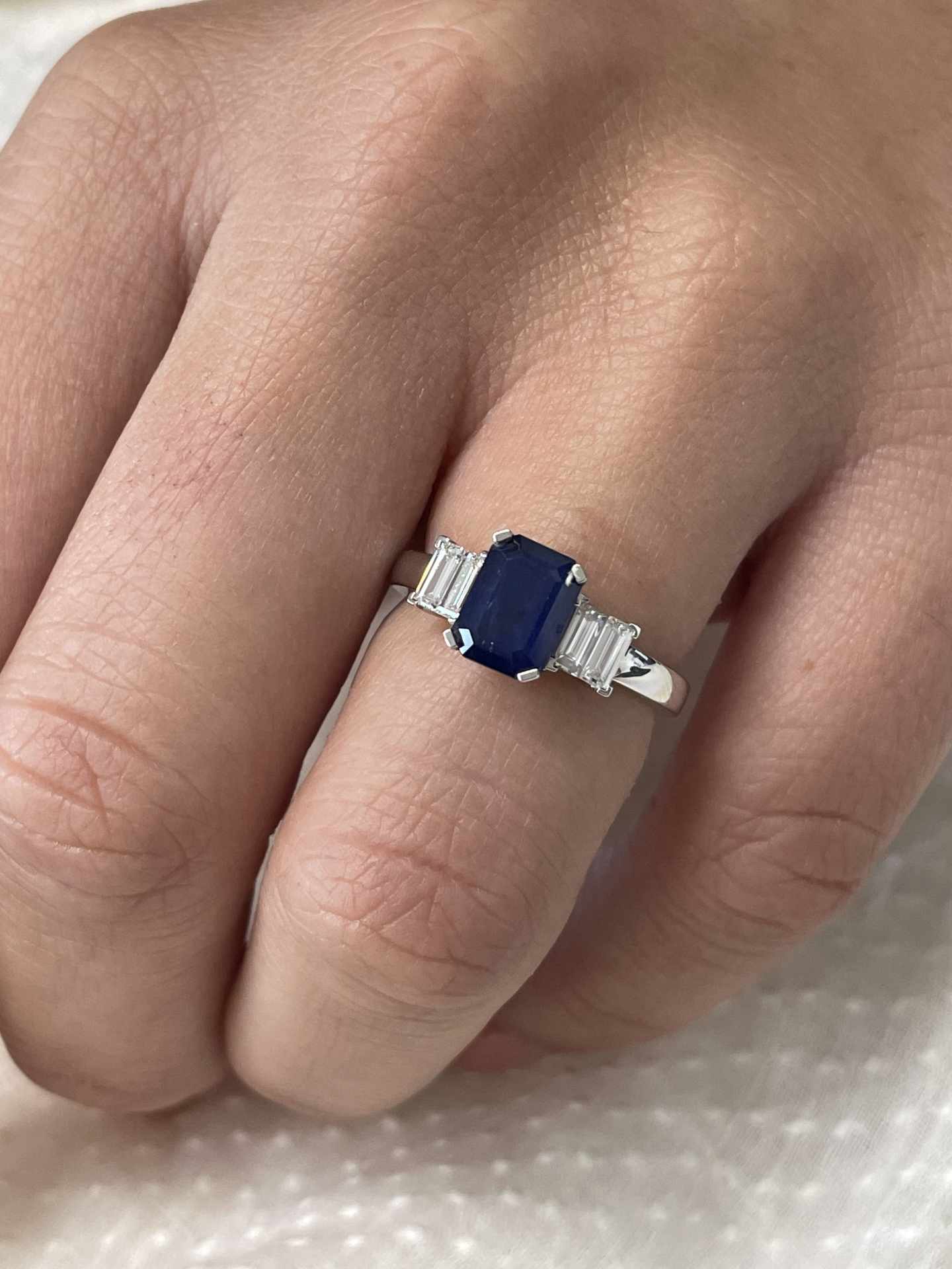 Anillo TALADOR en oro 18 ktes centro talla esmeralda con baguettes