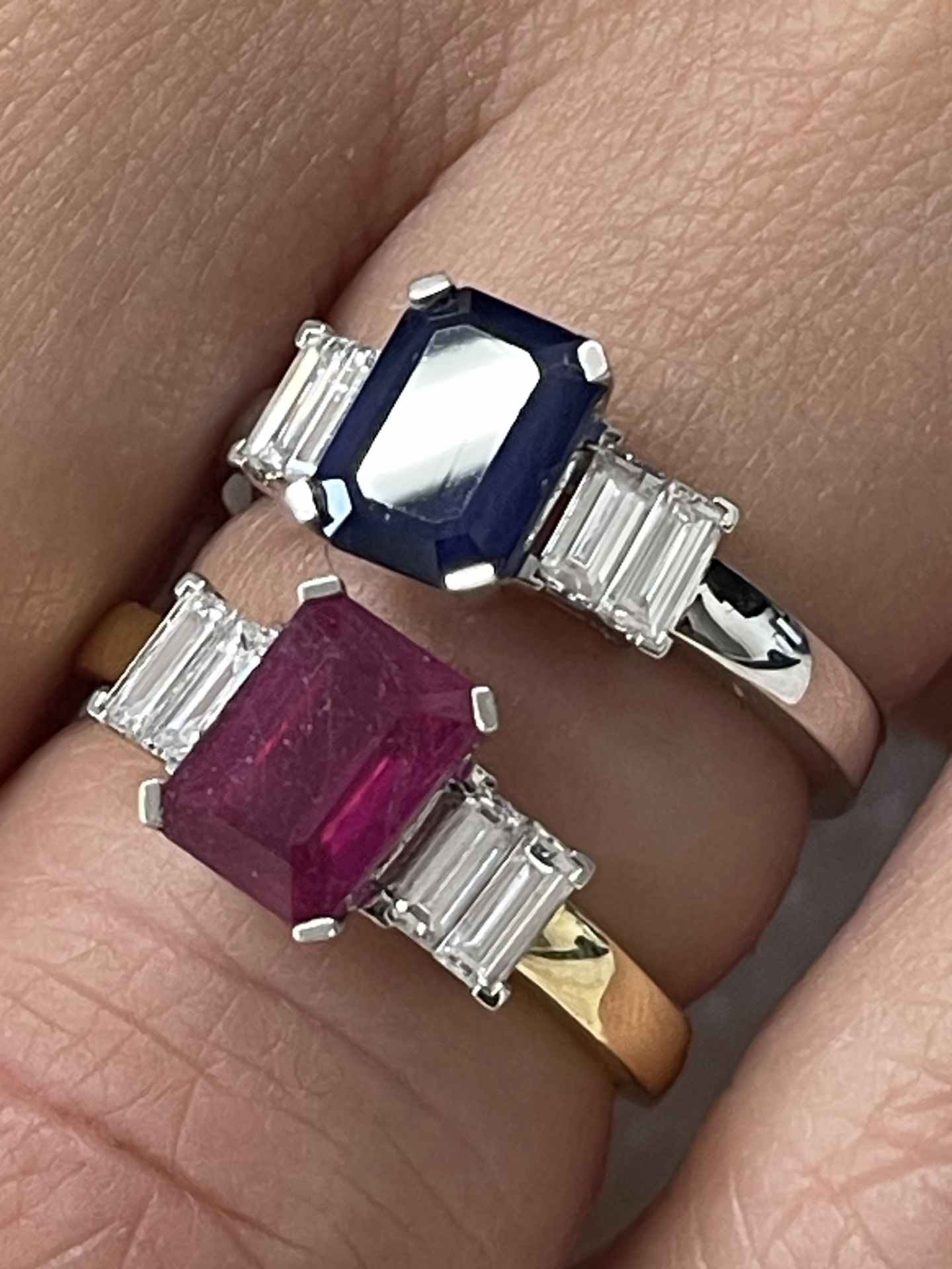 Anillo TALADOR en oro 18 ktes centro talla esmeralda con baguettes