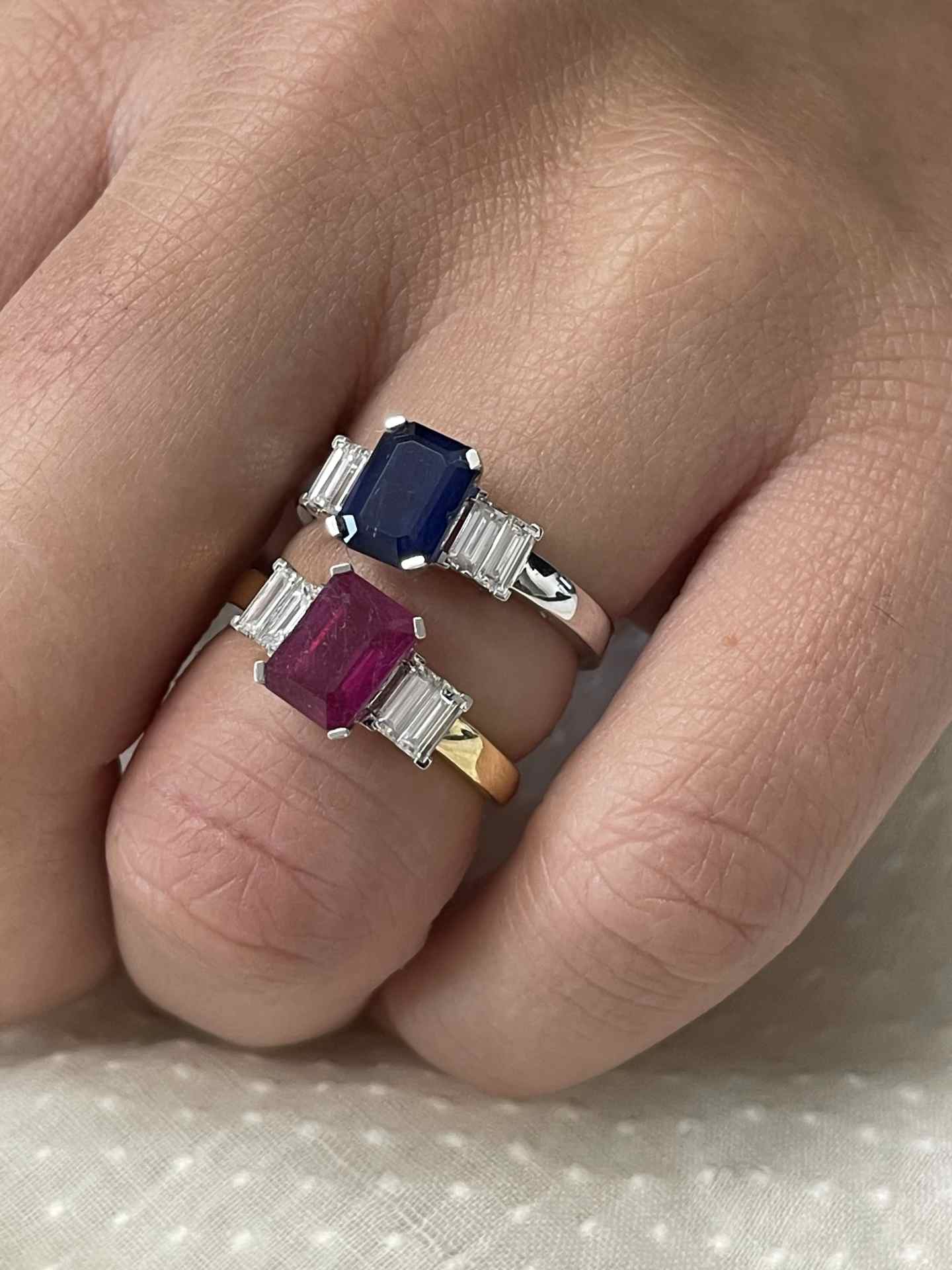 Anillo TALADOR en oro 18 ktes centro talla esmeralda con baguettes