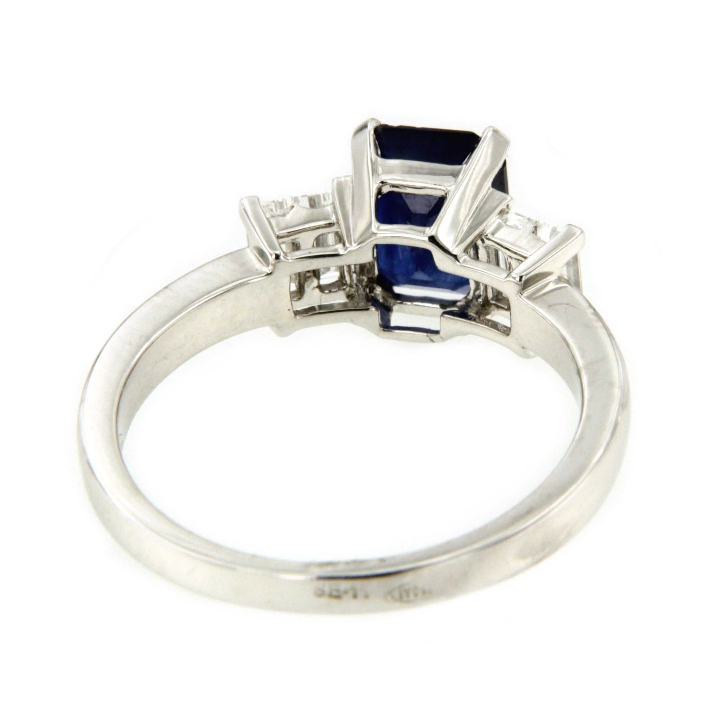 Anillo TALADOR en oro 18 ktes centro talla esmeralda con baguettes
