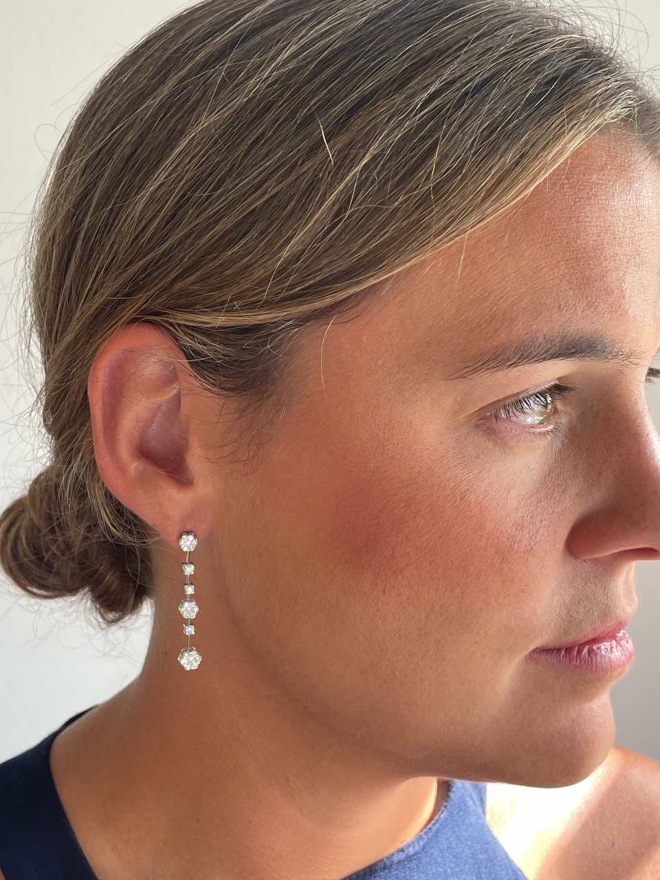 VANNES long earrings with diamond rosettes in 18k white gold