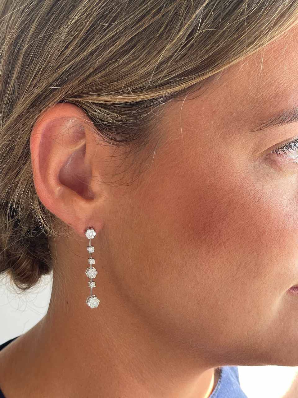 VANNES long earrings with diamond rosettes in 18k white gold