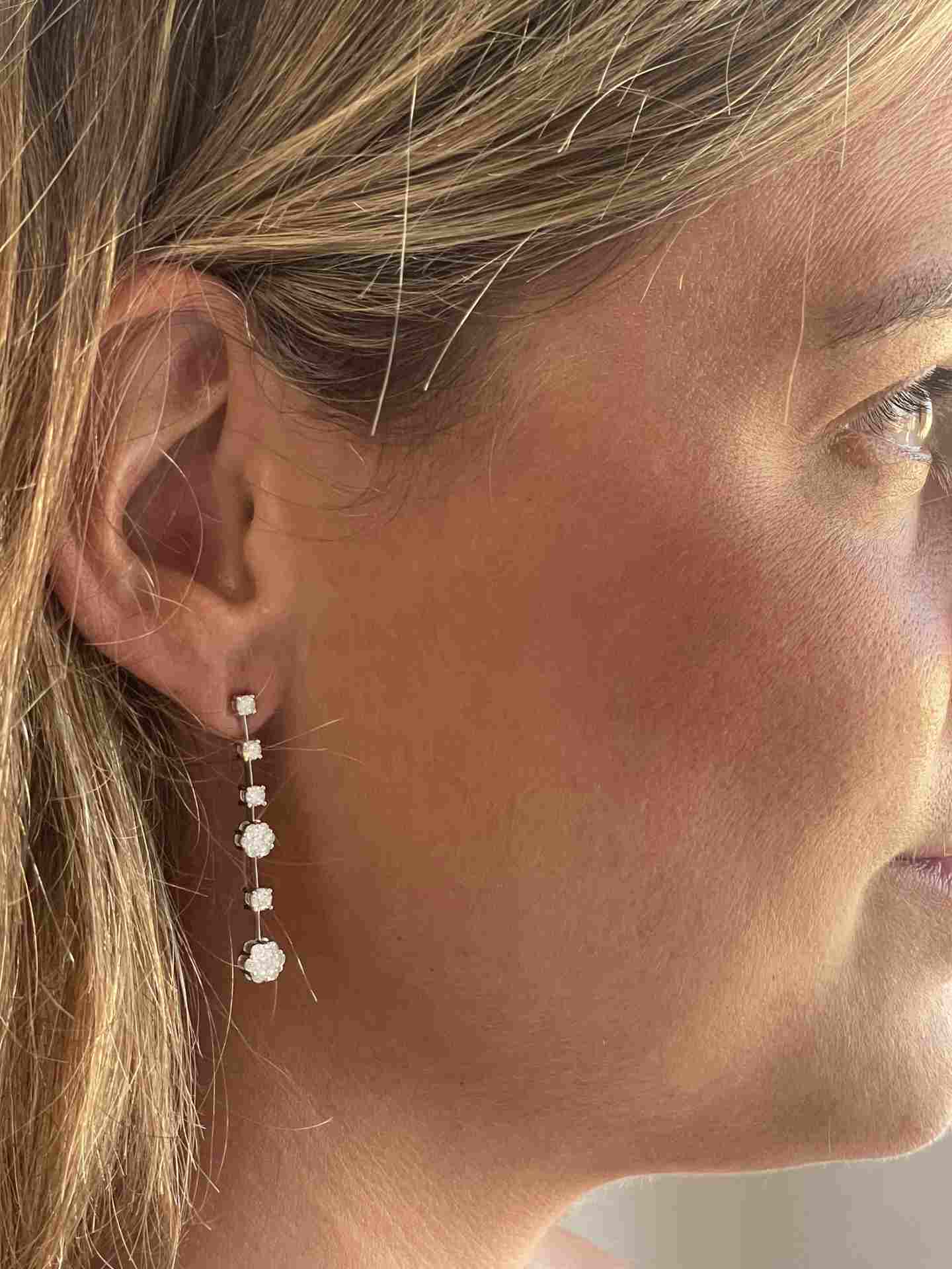 Long MACON earring with diamonds in 18k white gold