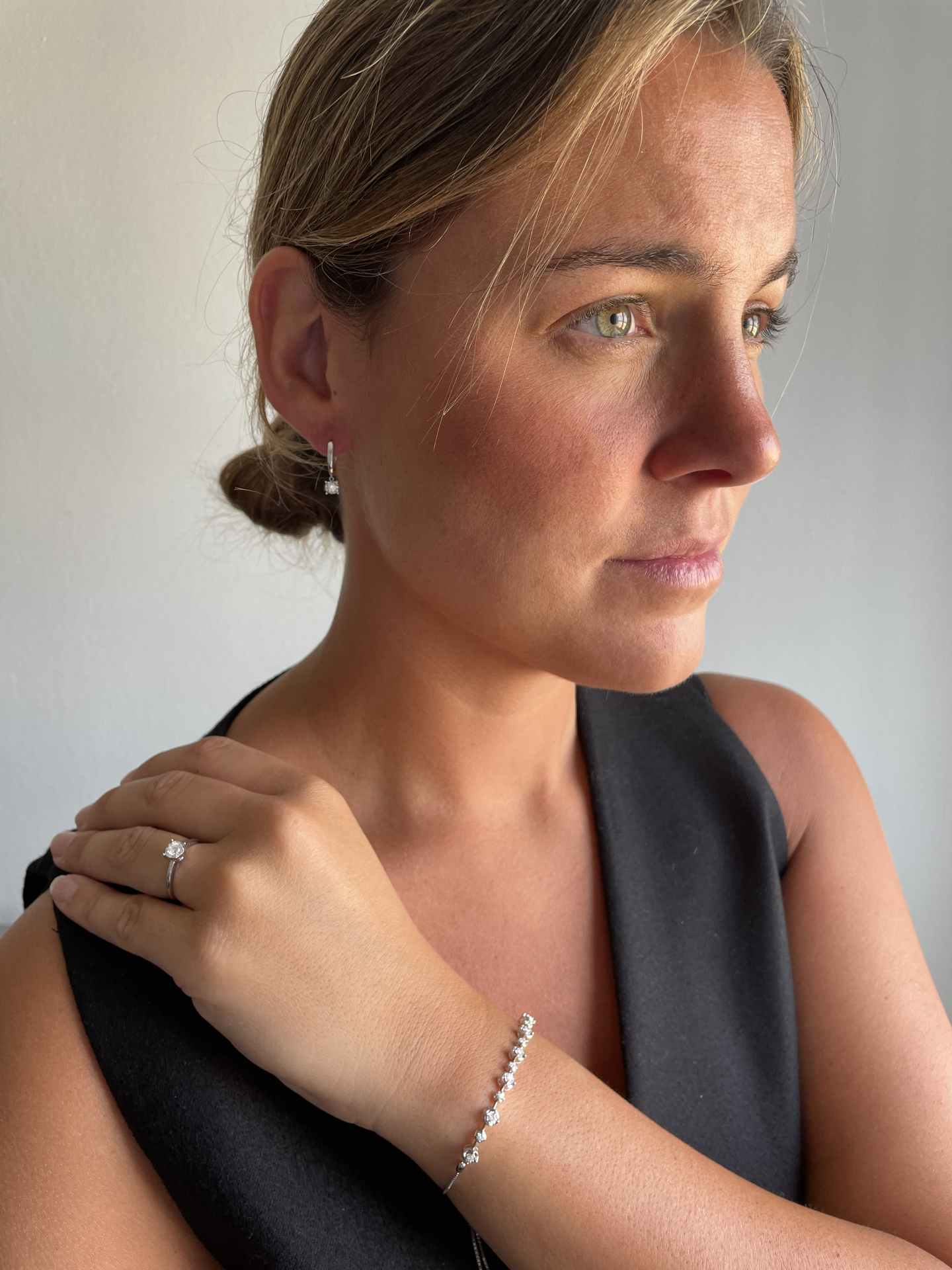 COLMAR earring, 18k white gold hoop with hanging diamond.