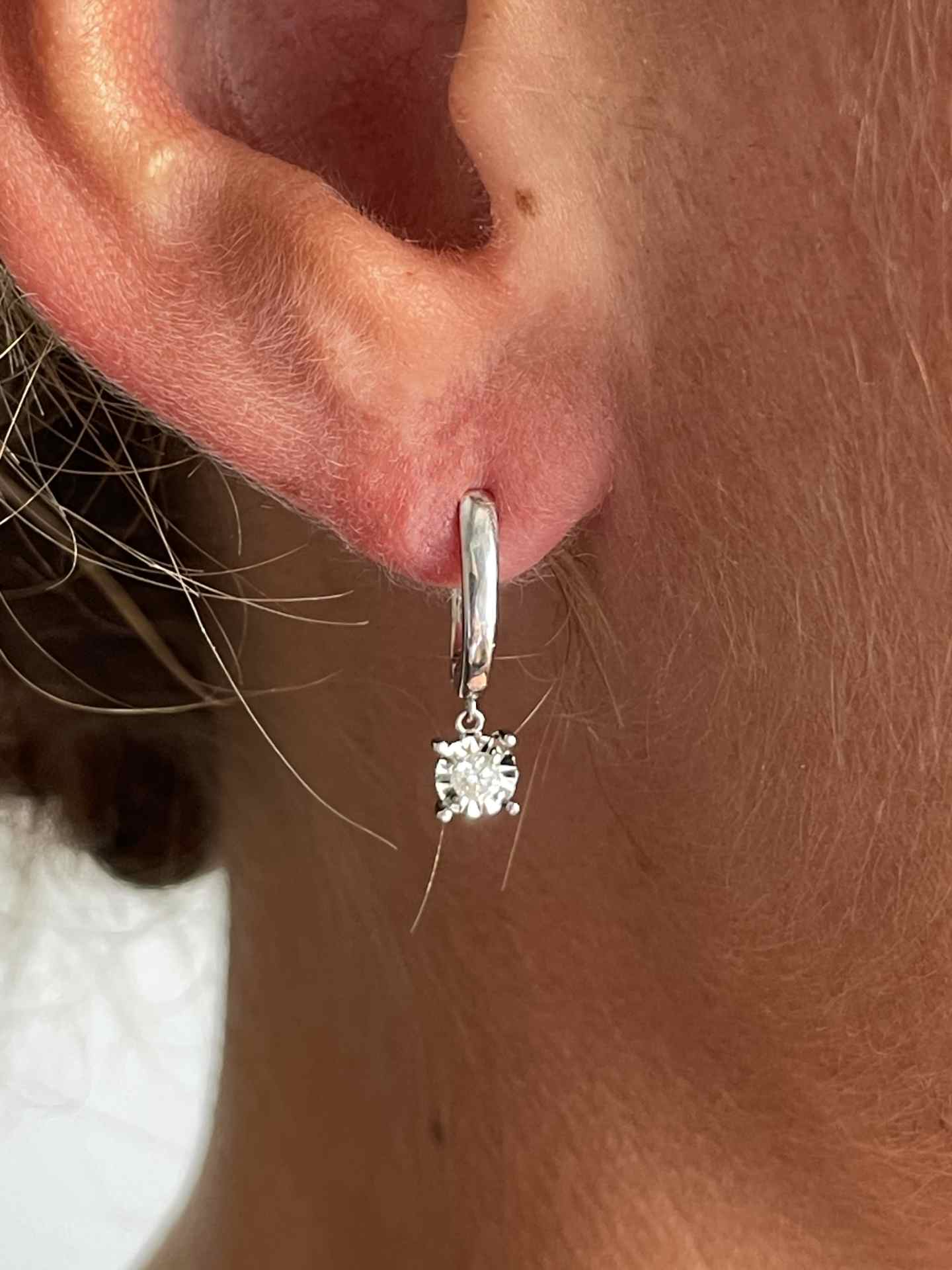 COLMAR earring, 18k white gold hoop with hanging diamond.