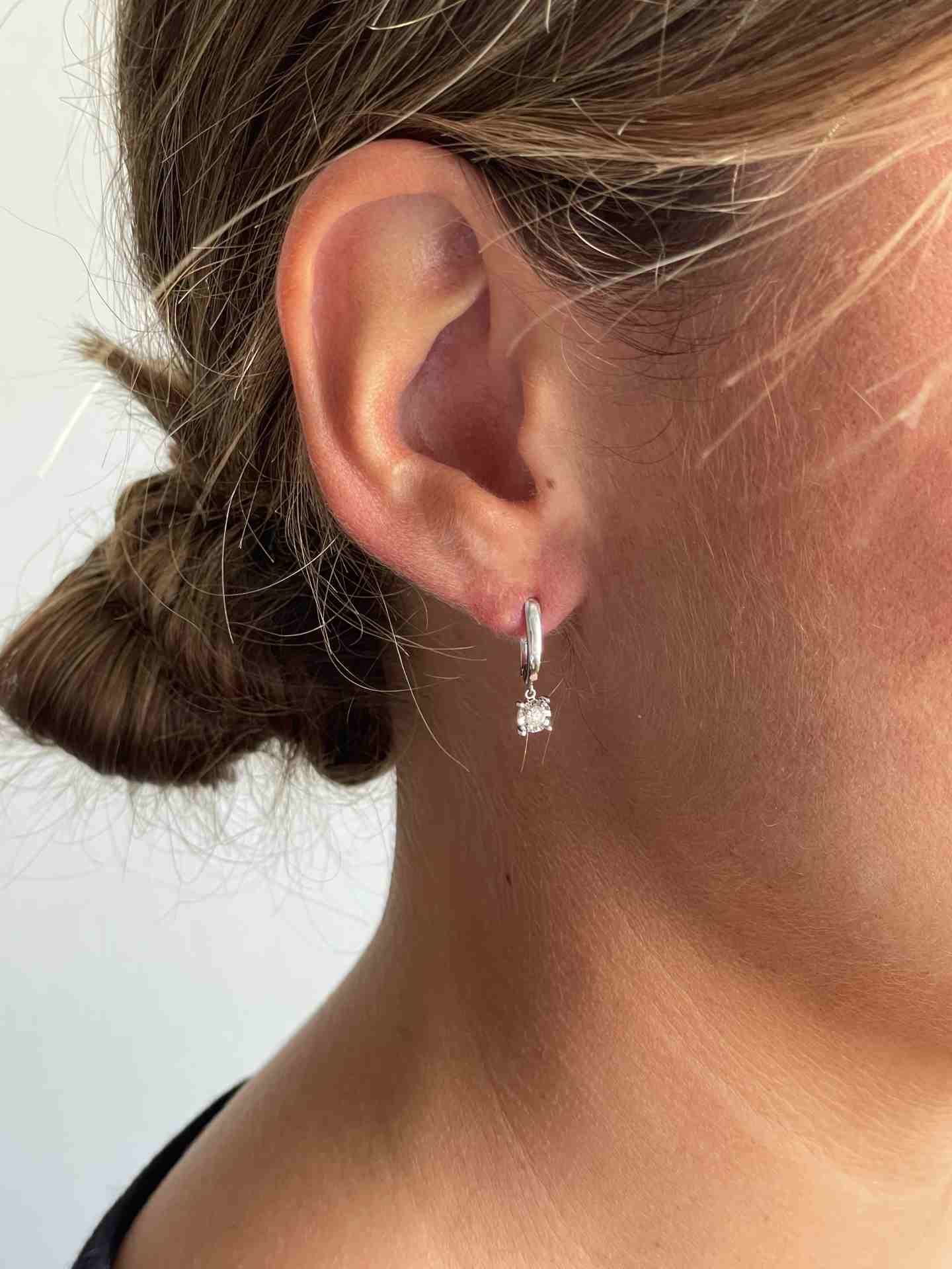 COLMAR earring, 18k white gold hoop with hanging diamond.