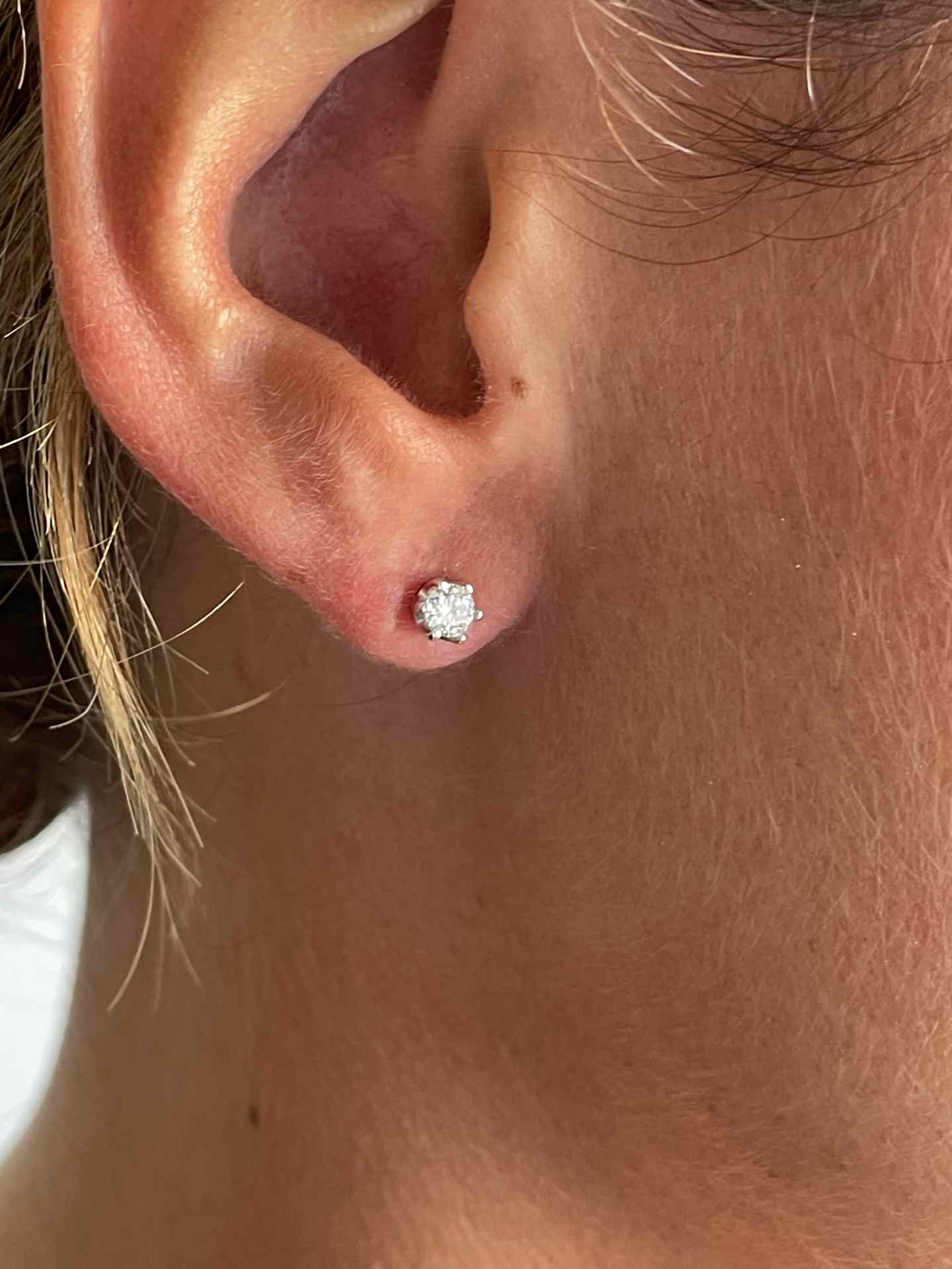 Pendientes BEZIERS dormilones en brillantes en oro blanco de 18 ktes