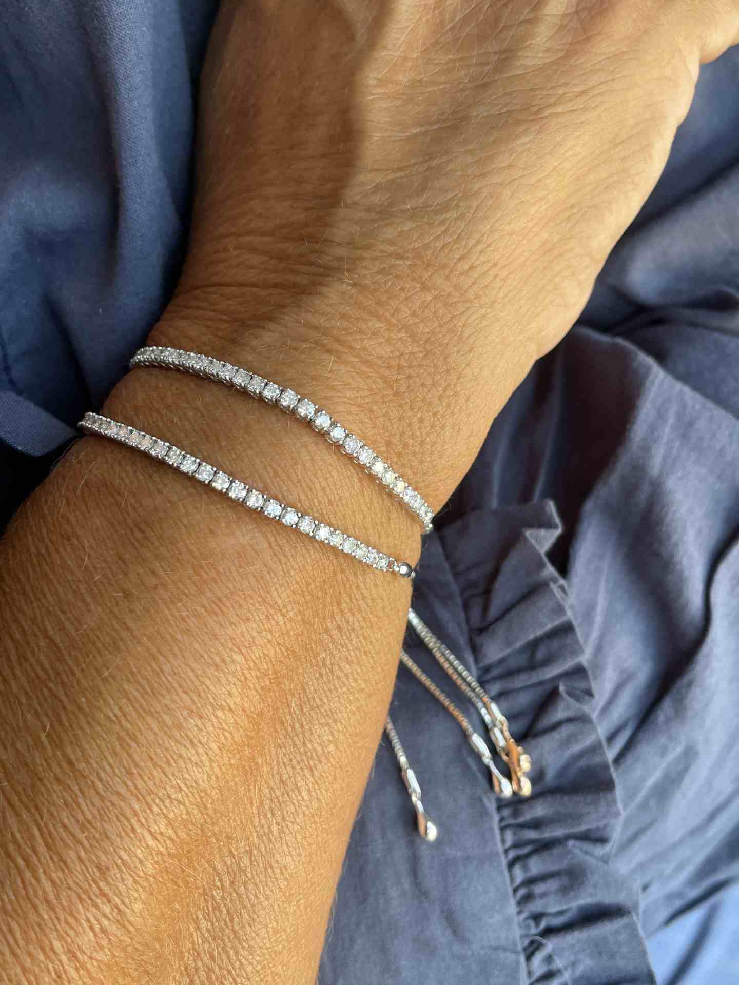 Pulsera ALBI riviere ajustable en oro blanco de 18 ktes con brillantes.