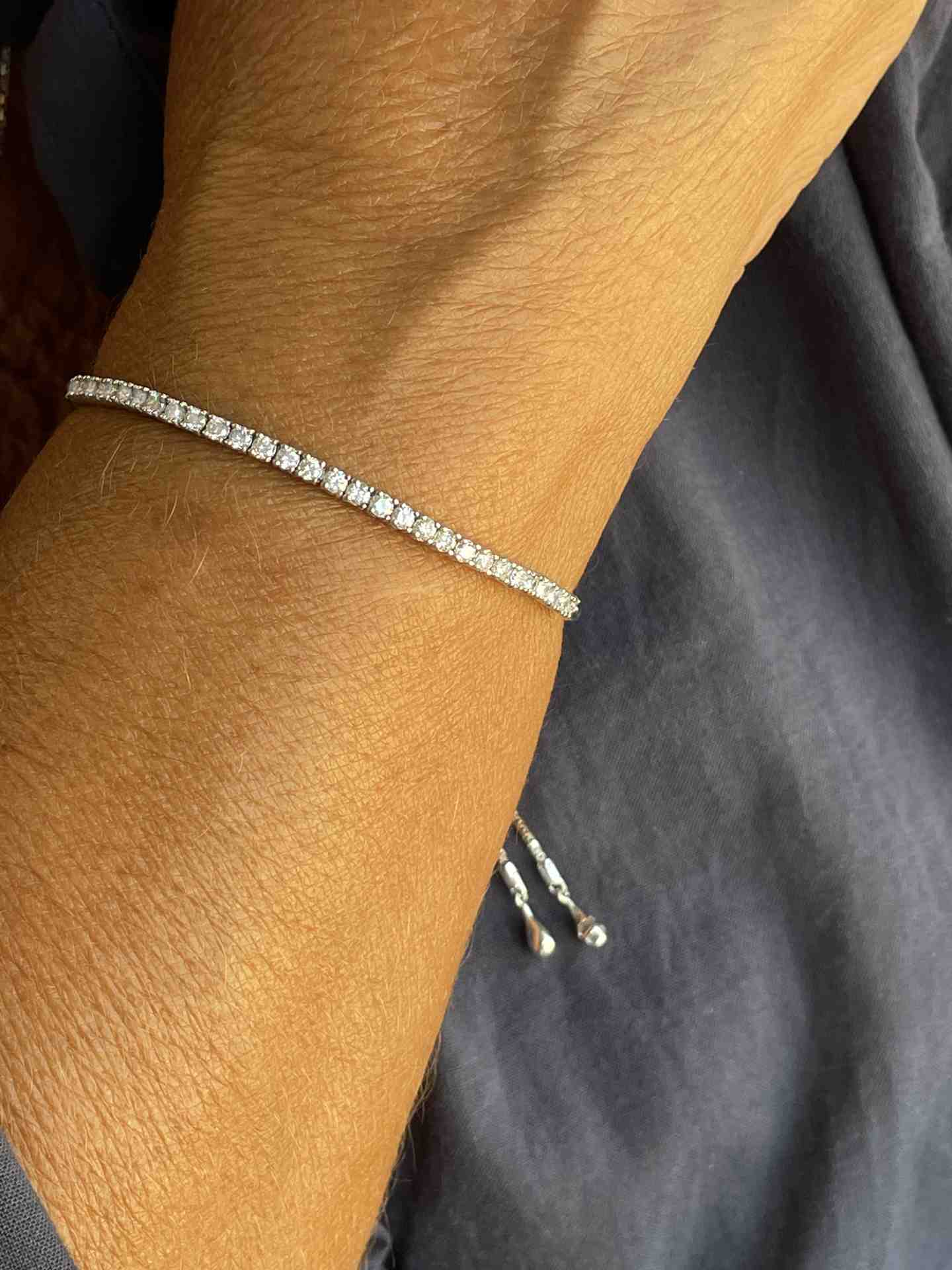 Pulsera ALBI riviere ajustable en oro blanco de 18 ktes con brillantes.
