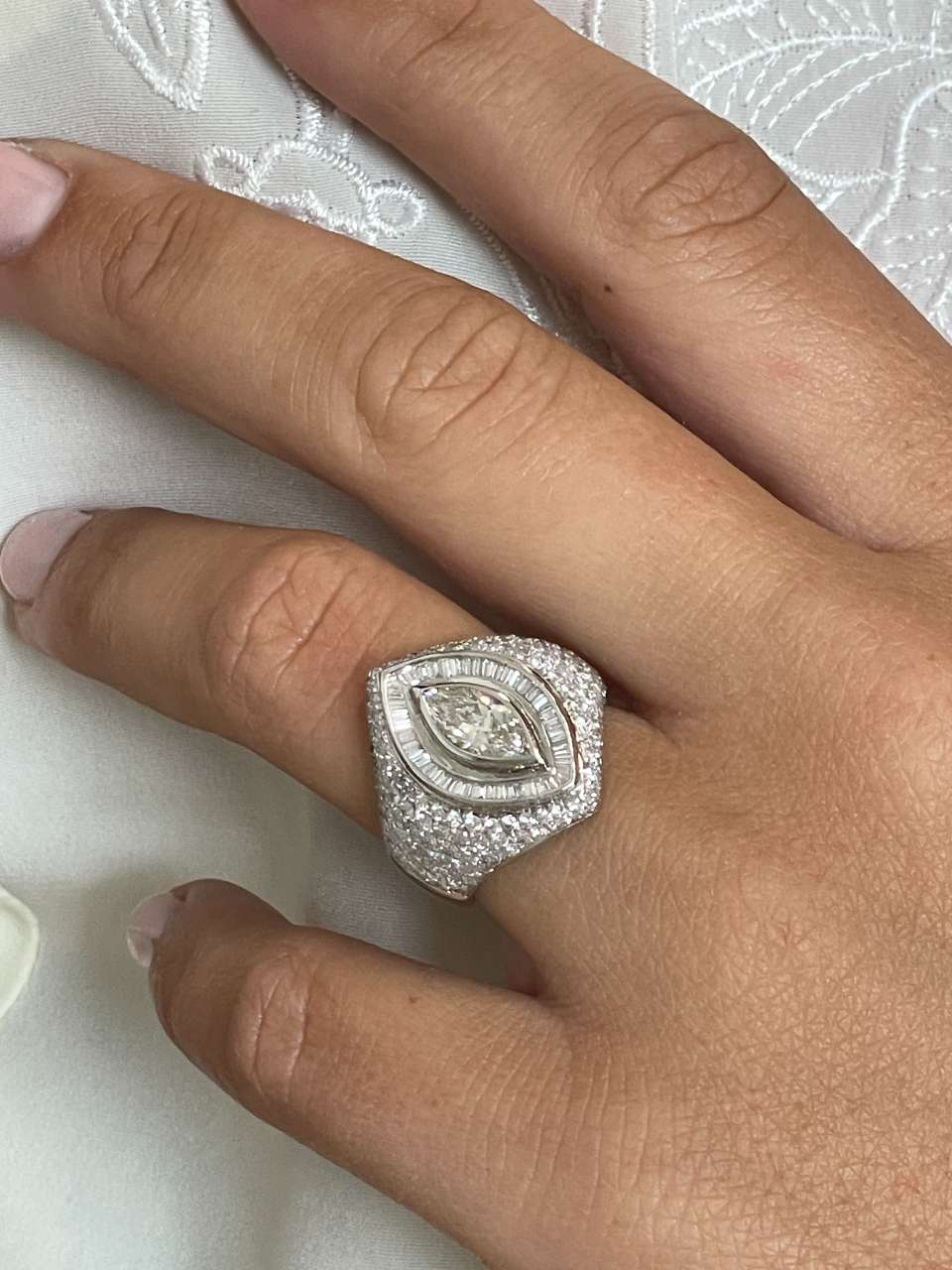 Anillo HENARES marquis oro blanco 18 ktes con brillantes y baguettes