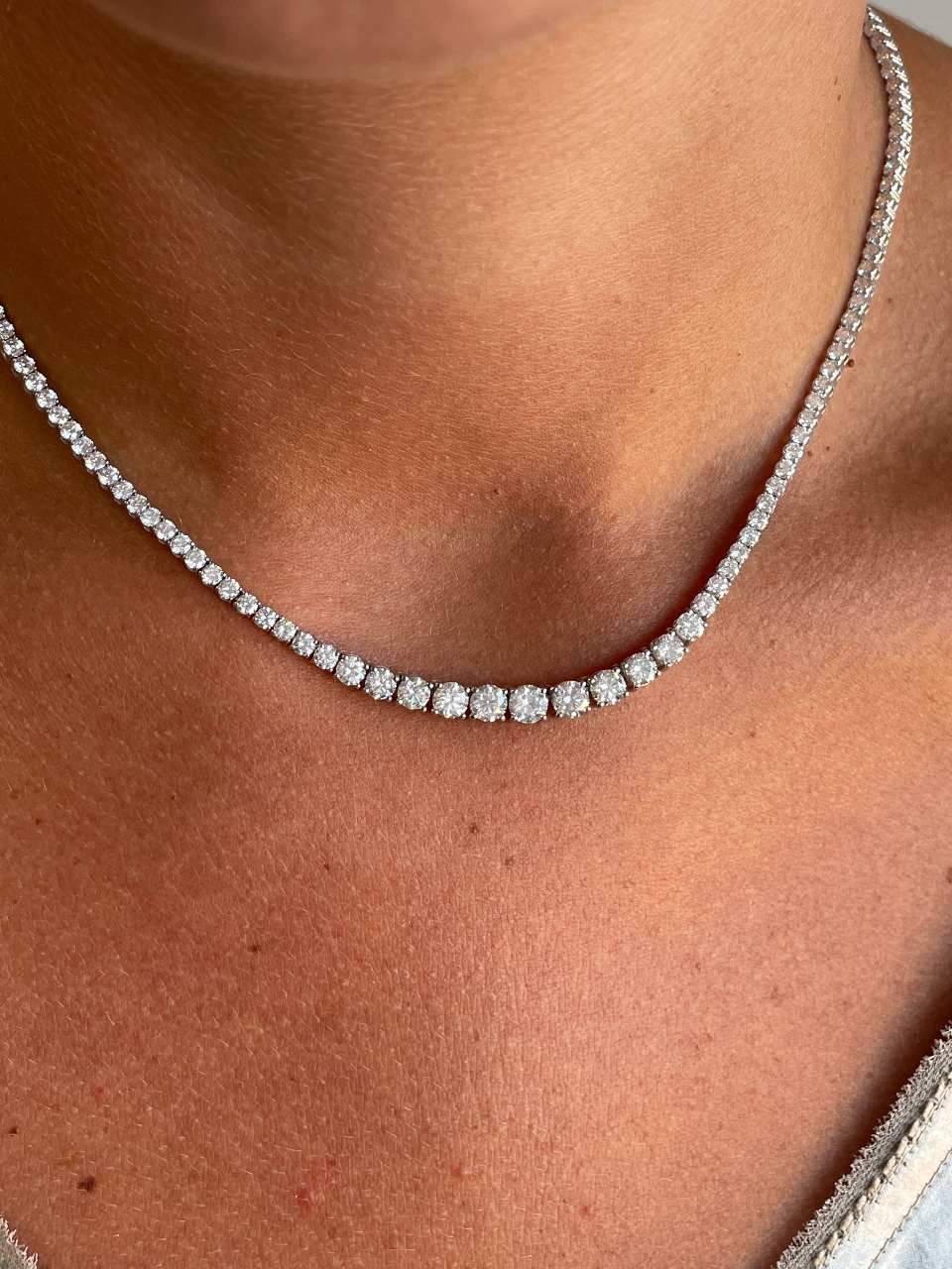 CAHORS riviere choker with diminishing diamonds in 18k white gold