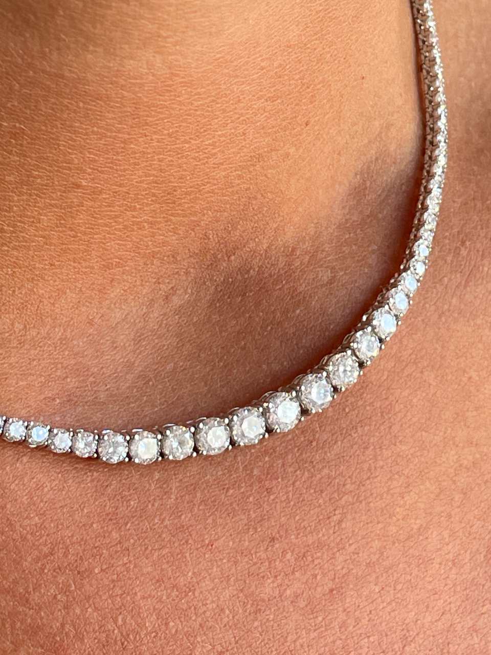 CAHORS riviere choker with diminishing diamonds in 18k white gold