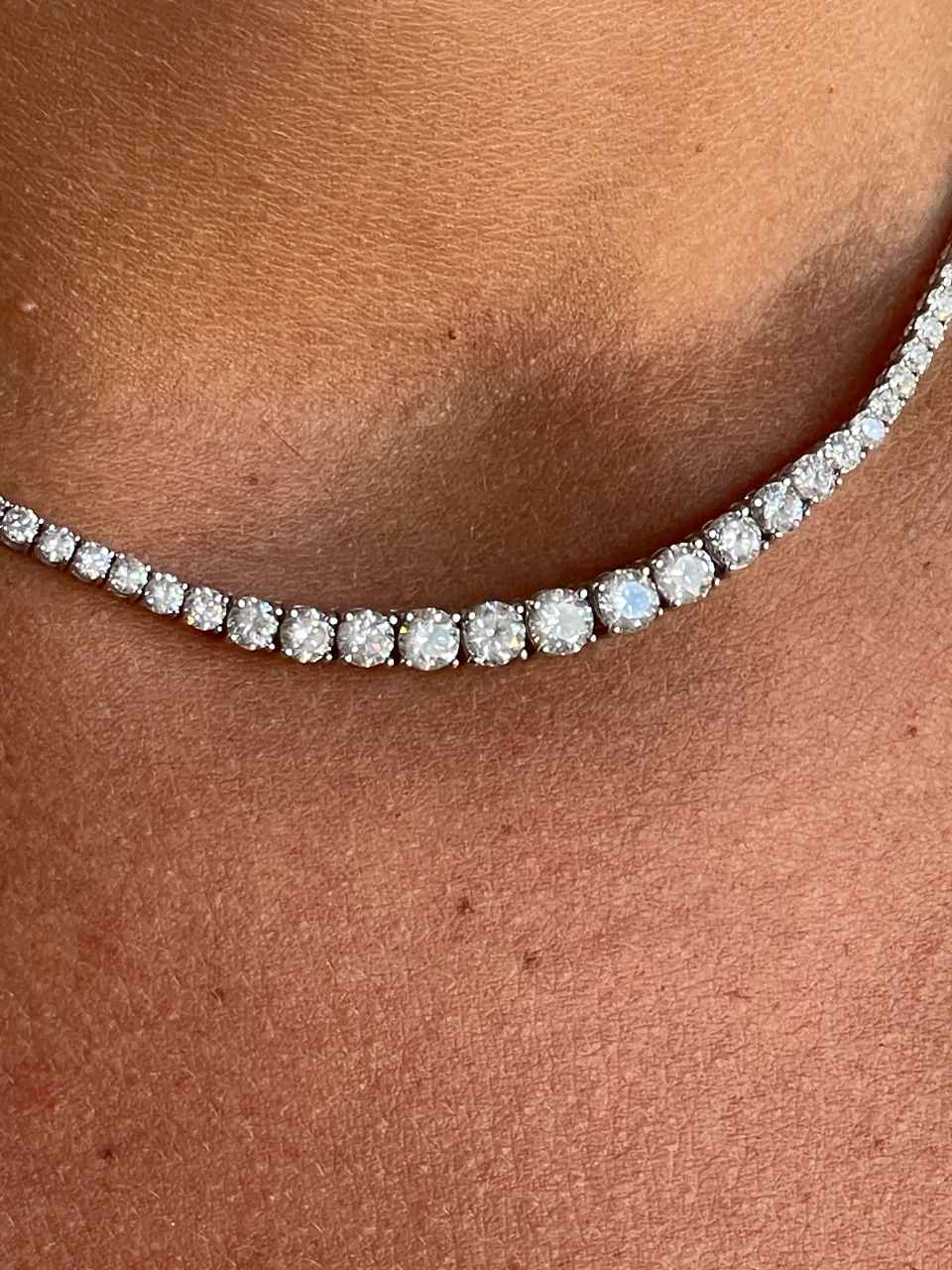 CAHORS riviere choker with diminishing diamonds in 18k white gold