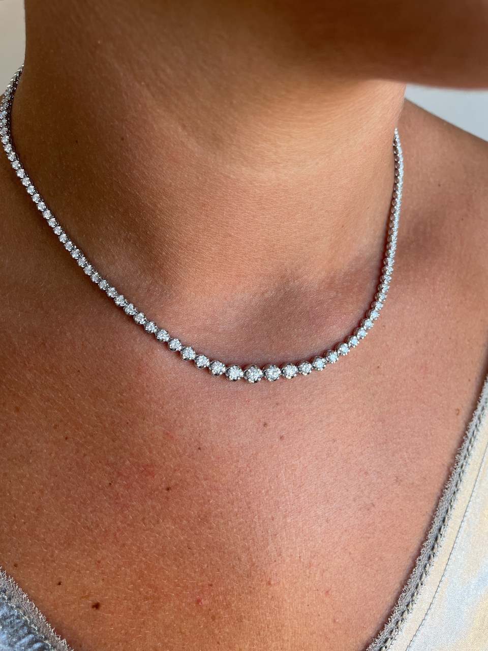 MONTLUCON riviere choker in 18k white gold with diminishing diamonds
