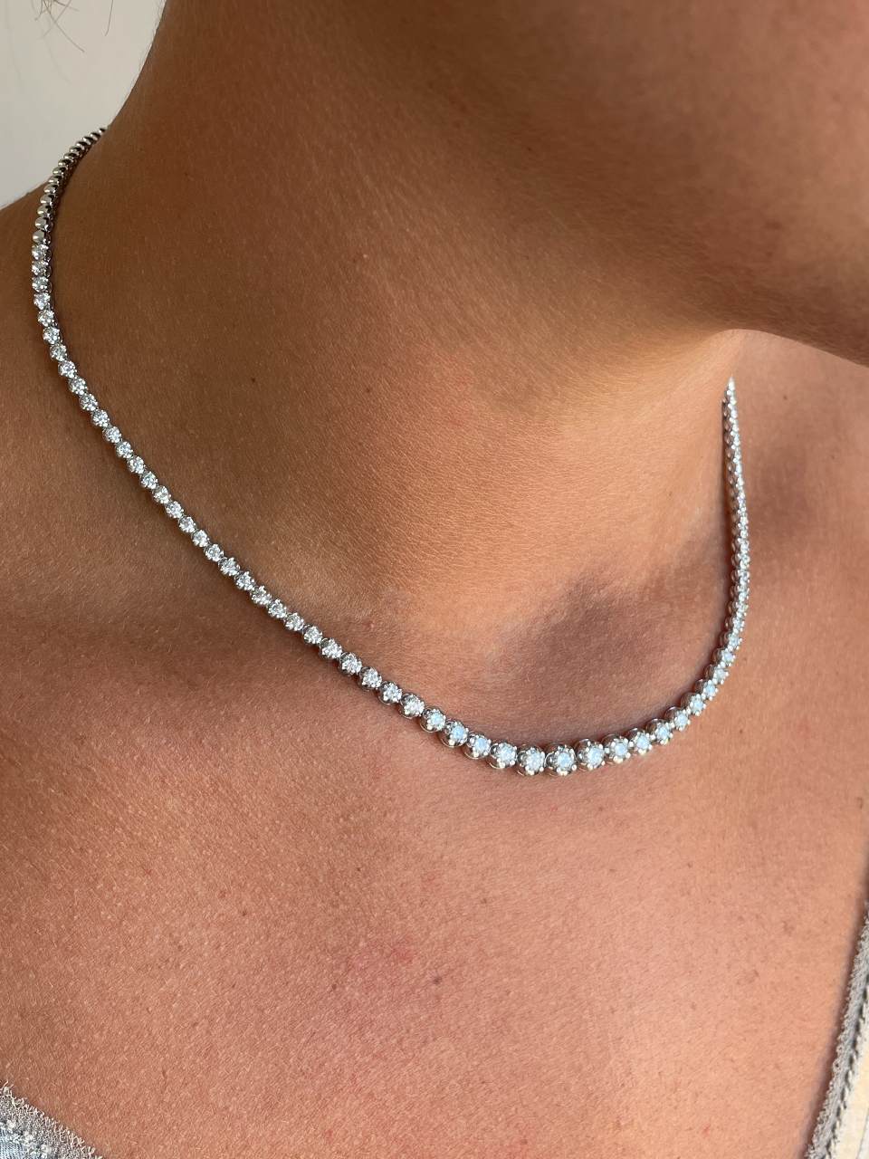 MONTLUCON riviere choker in 18k white gold with diminishing diamonds