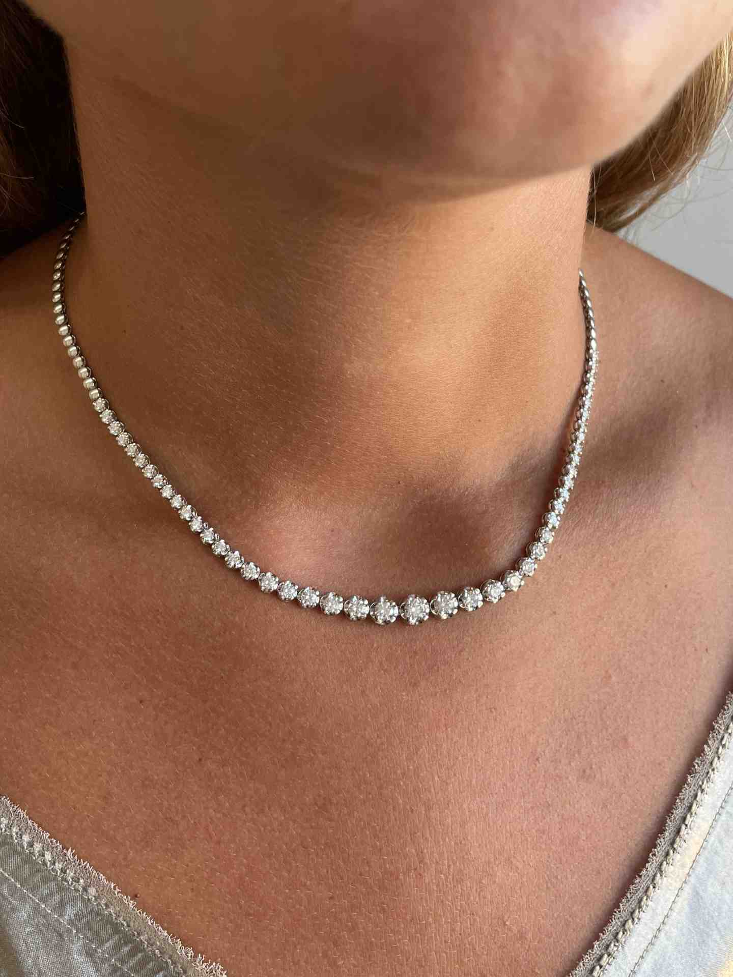 VALENCE choker with riviere diamonds in 18k white gold in decreasing size.