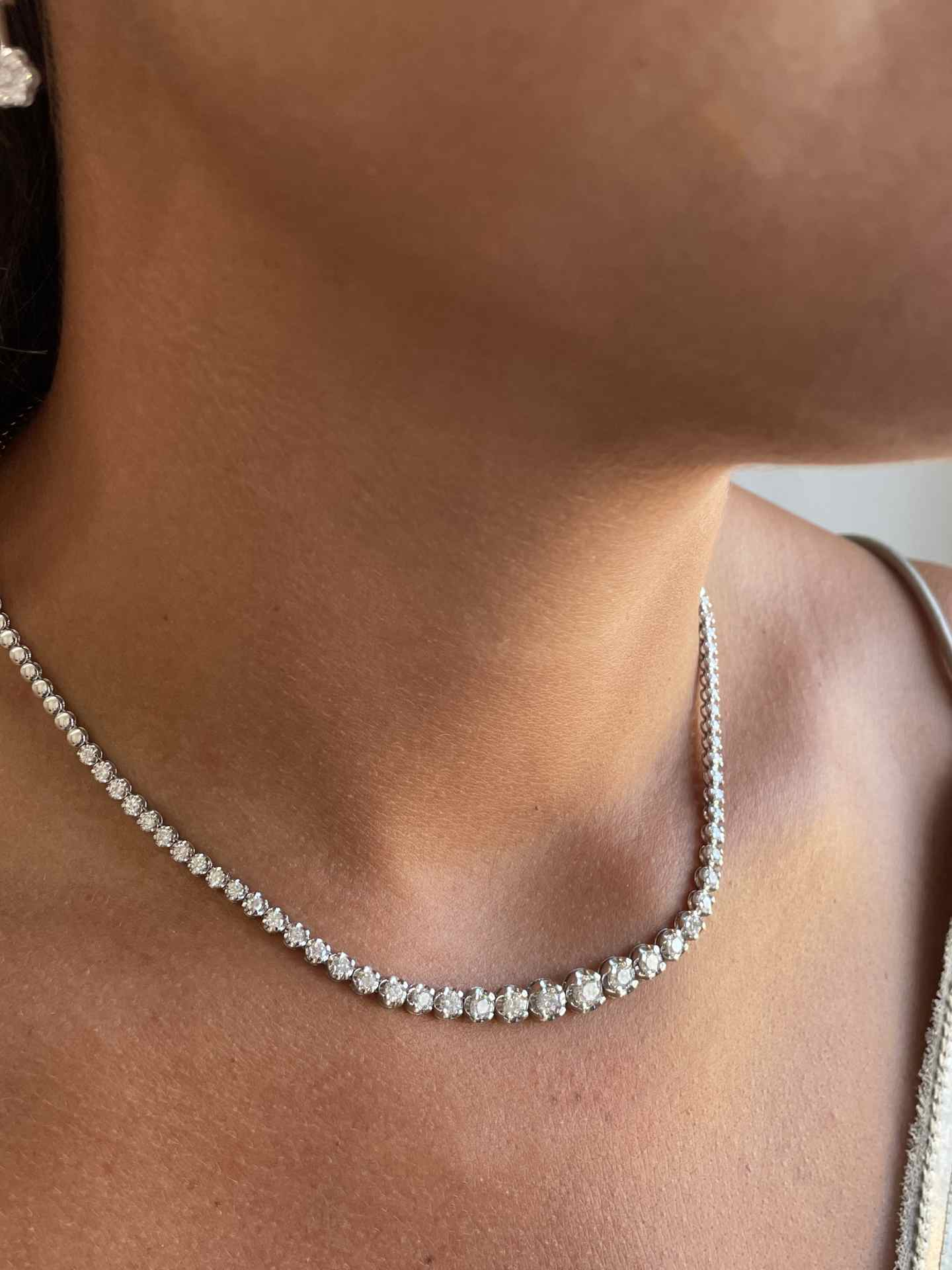 VALENCE choker with riviere diamonds in 18k white gold in decreasing size.