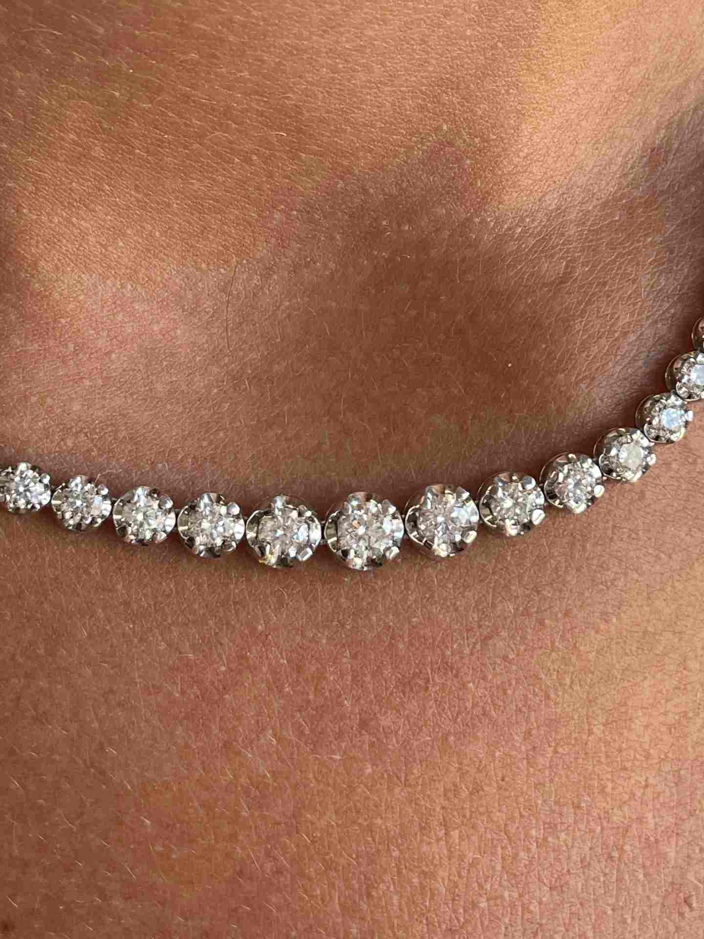 VALENCE choker with riviere diamonds in 18k white gold in decreasing size.