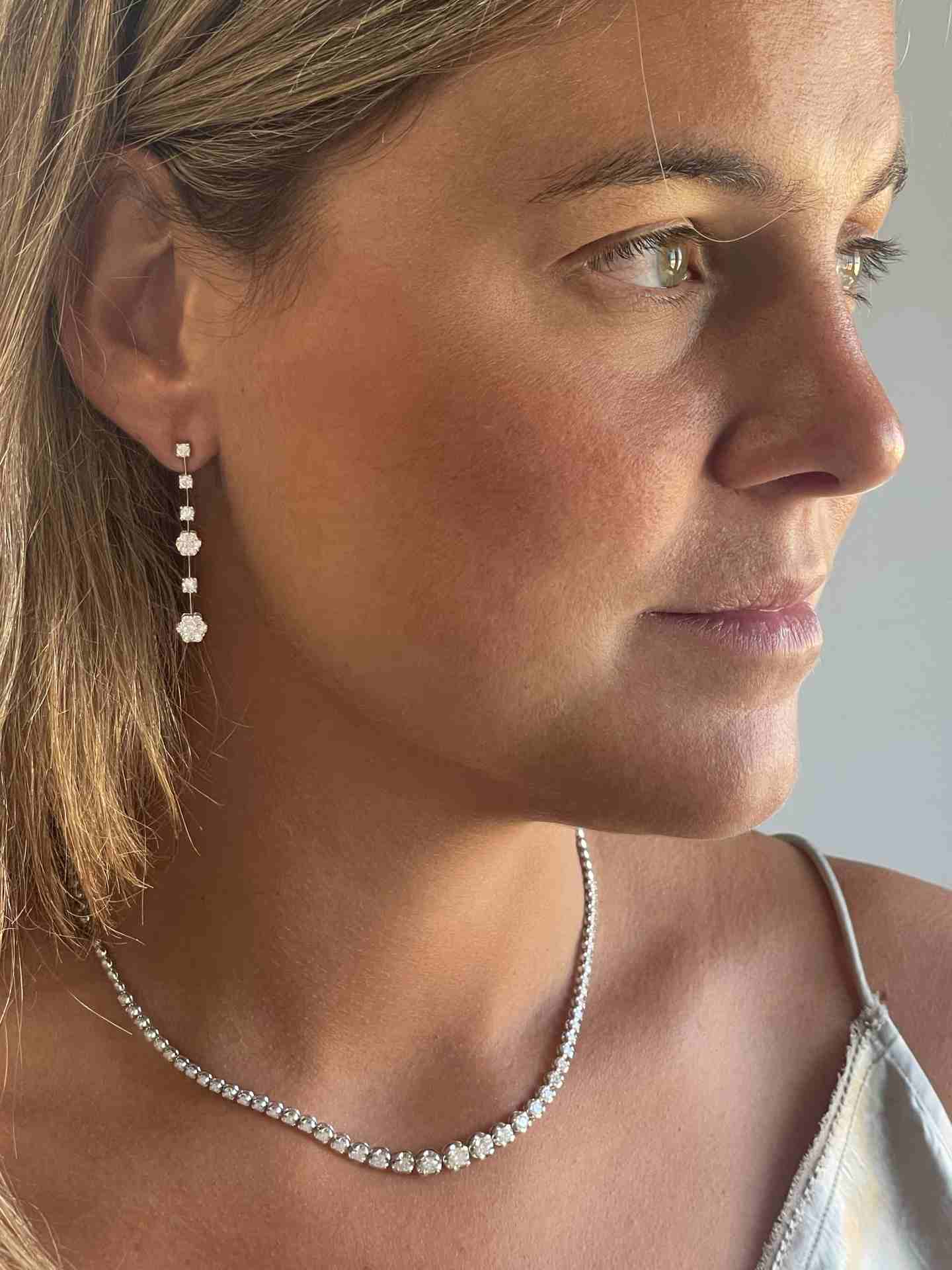 VALENCE choker with riviere diamonds in 18k white gold in decreasing size.