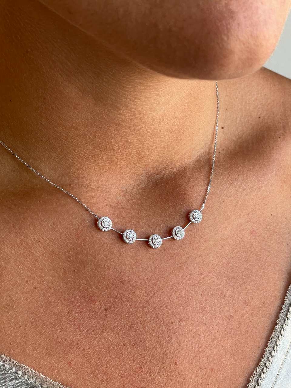 CARCASSONE fine choker with diamond centers in white gold