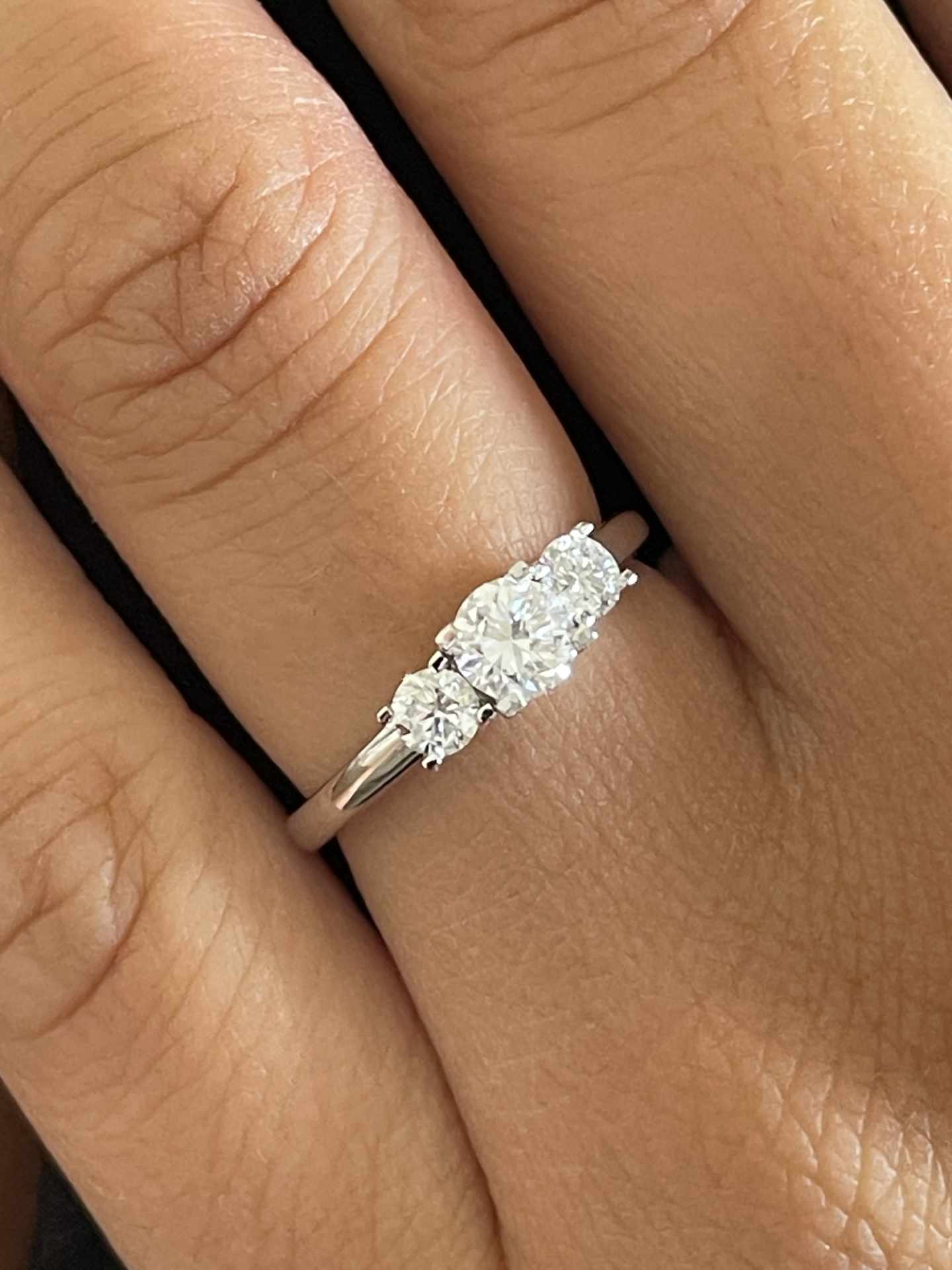 Anillo ANNECY tresillo de diamantes talla brillante en oro blanco 18 ktes