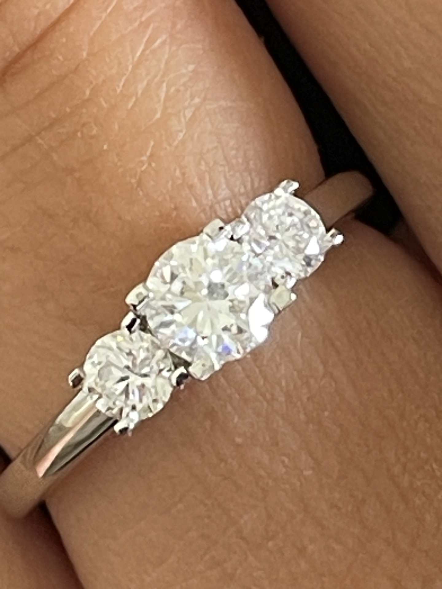 Anillo ANNECY tresillo de diamantes talla brillante en oro blanco 18 ktes