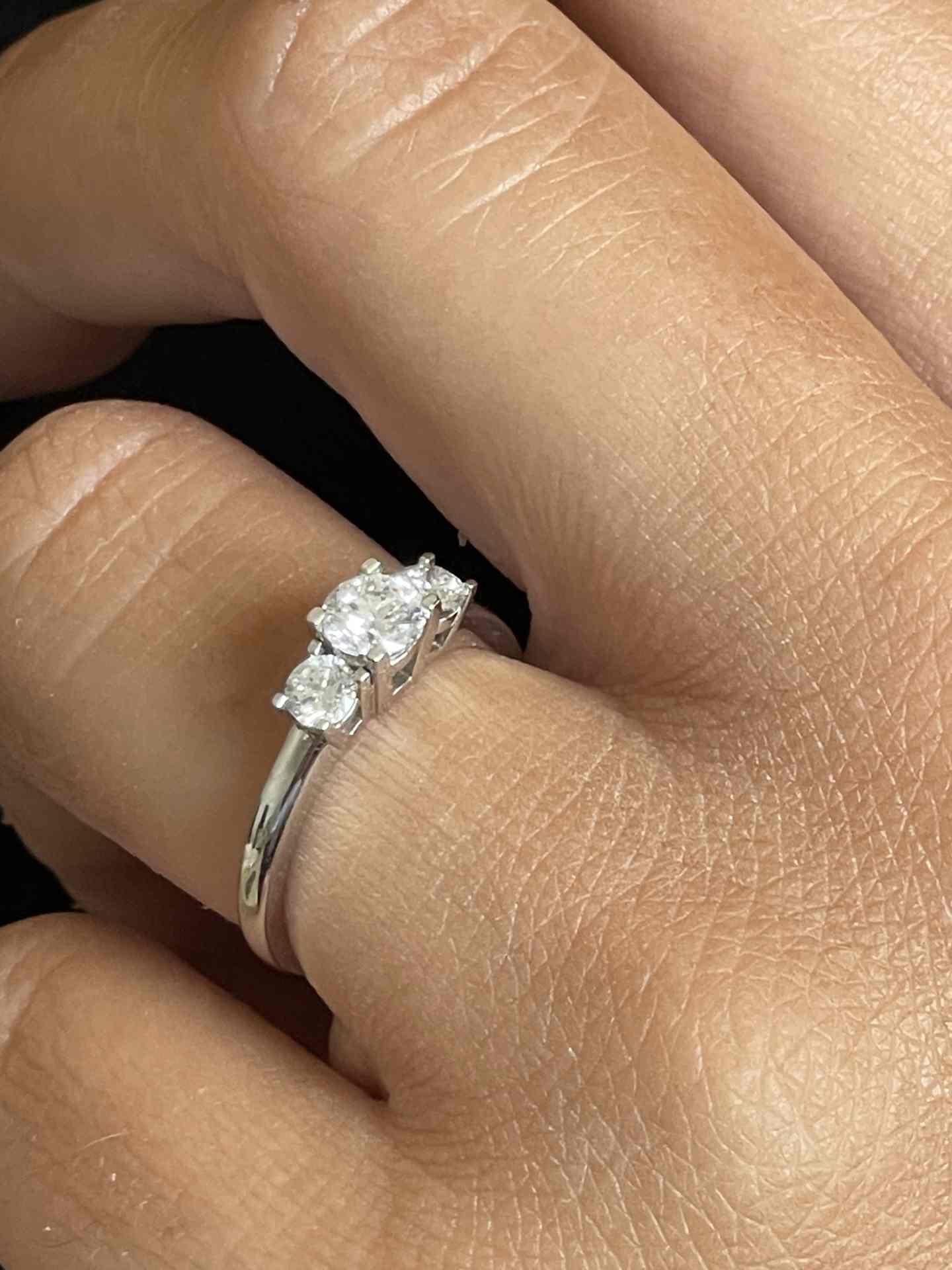 Anillo ANNECY tresillo de diamantes talla brillante en oro blanco 18 ktes