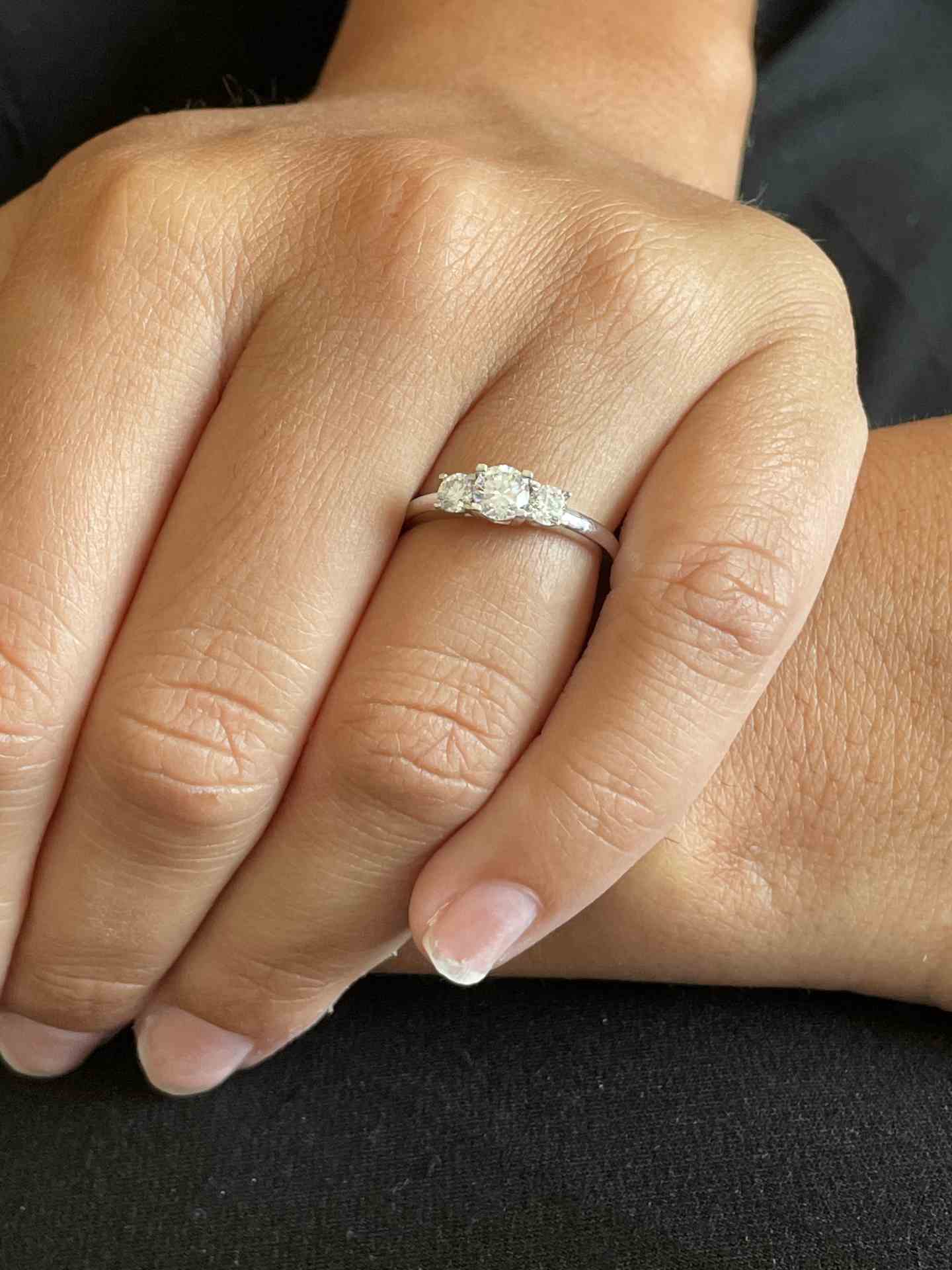 Anillo ANNECY tresillo de diamantes talla brillante en oro blanco 18 ktes