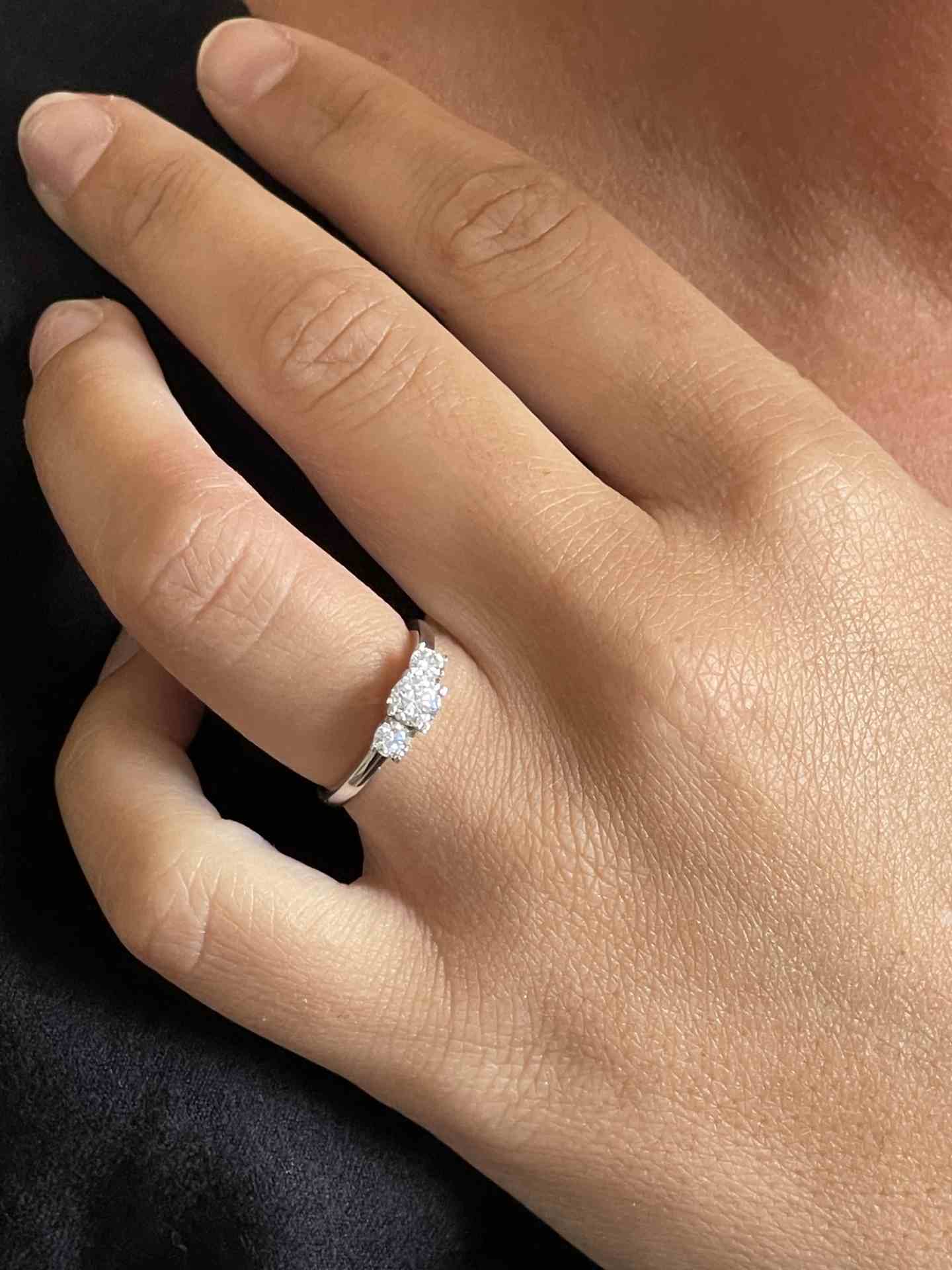 Anillo ANNECY tresillo de diamantes talla brillante en oro blanco 18 ktes