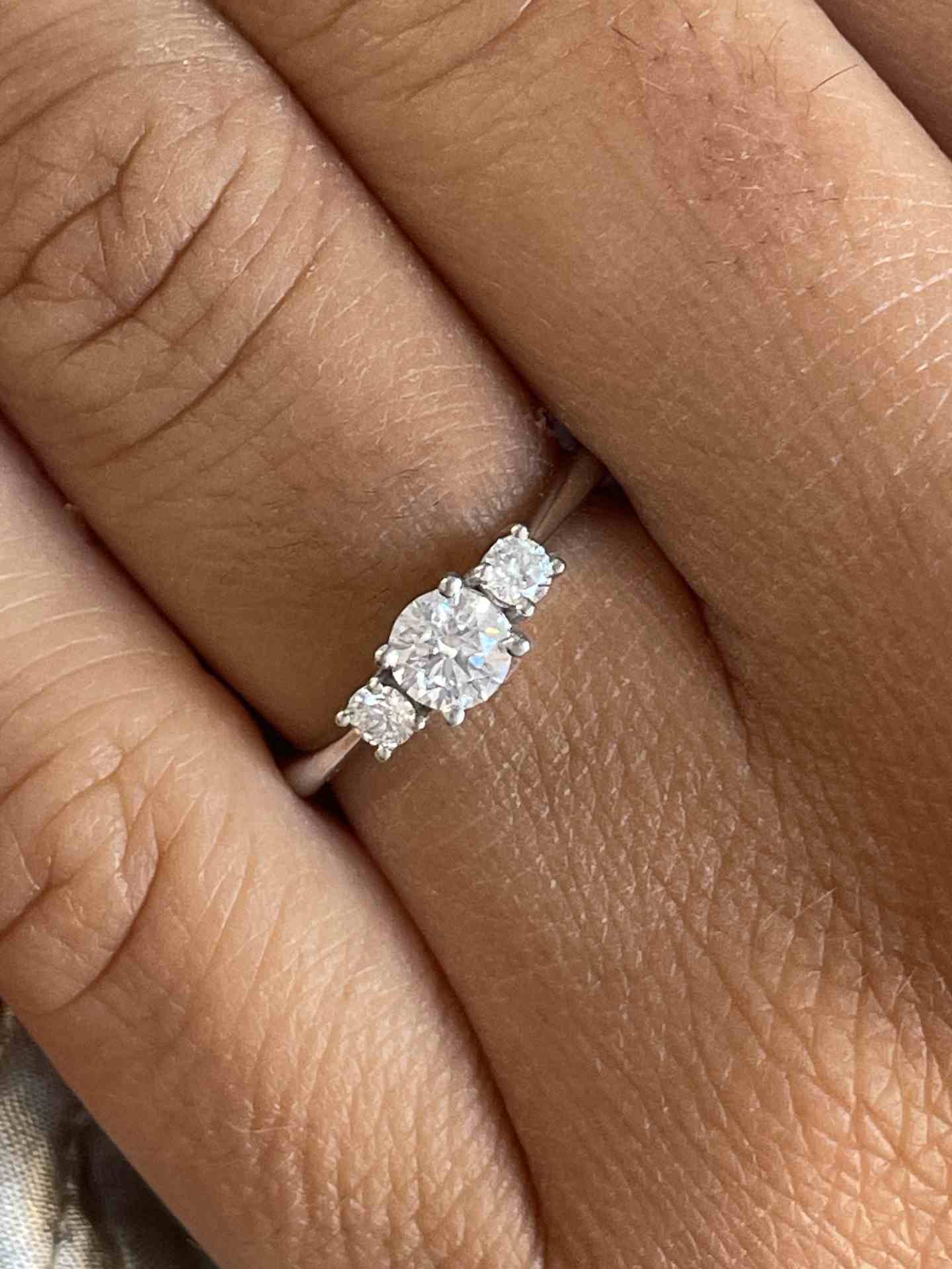 Anillo ANNECY tresillo de diamantes talla brillante en oro blanco 18 ktes