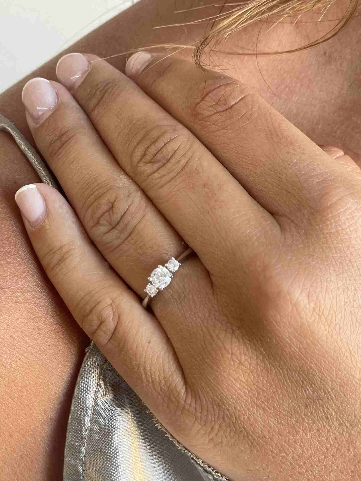 Anillo ANNECY tresillo de diamantes talla brillante en oro blanco 18 ktes