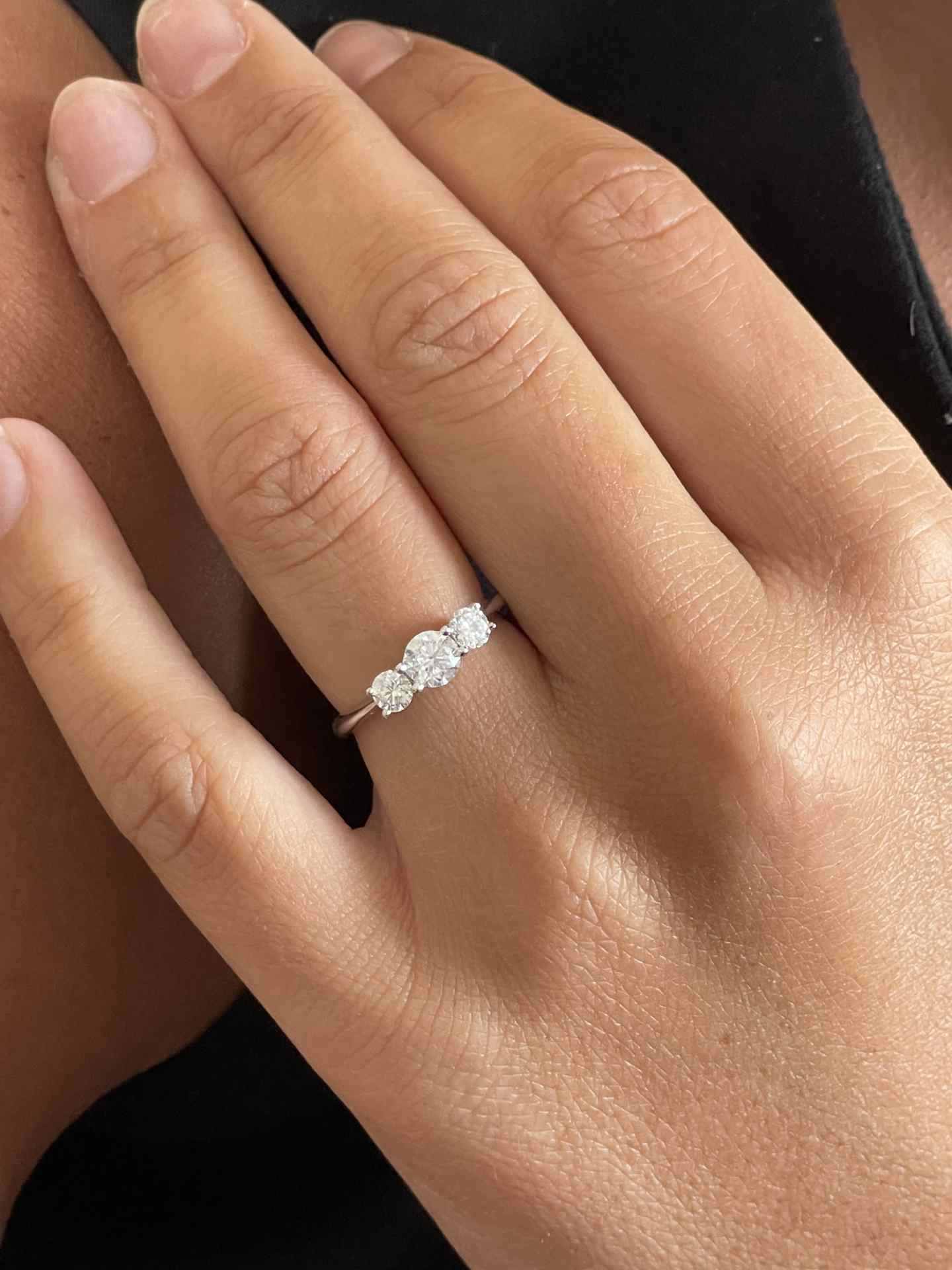 Anillo NIMES tresillo de brillantes en oro blanco de 18 kilates