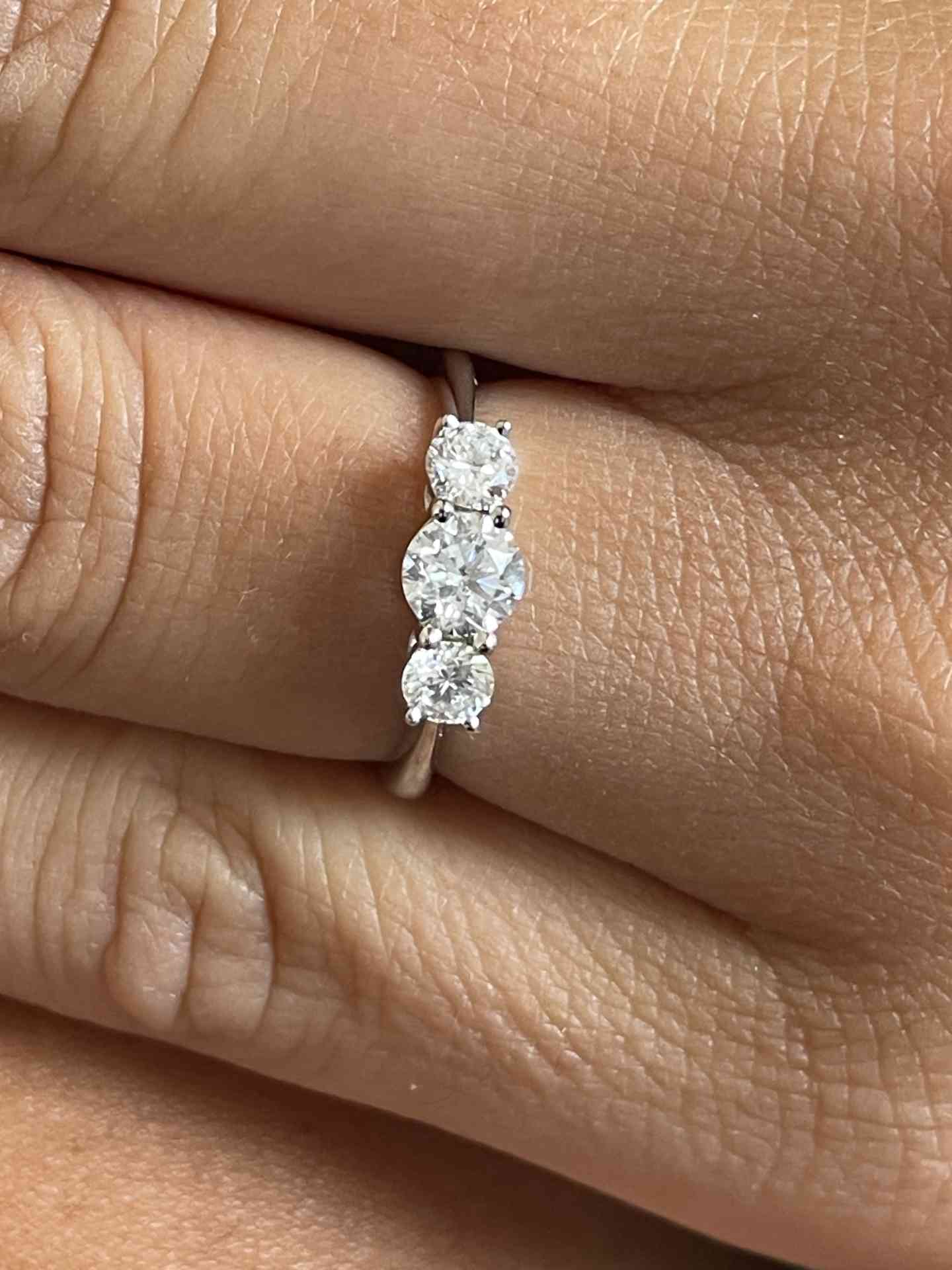 Anillo NIMES tresillo de brillantes en oro blanco de 18 kilates