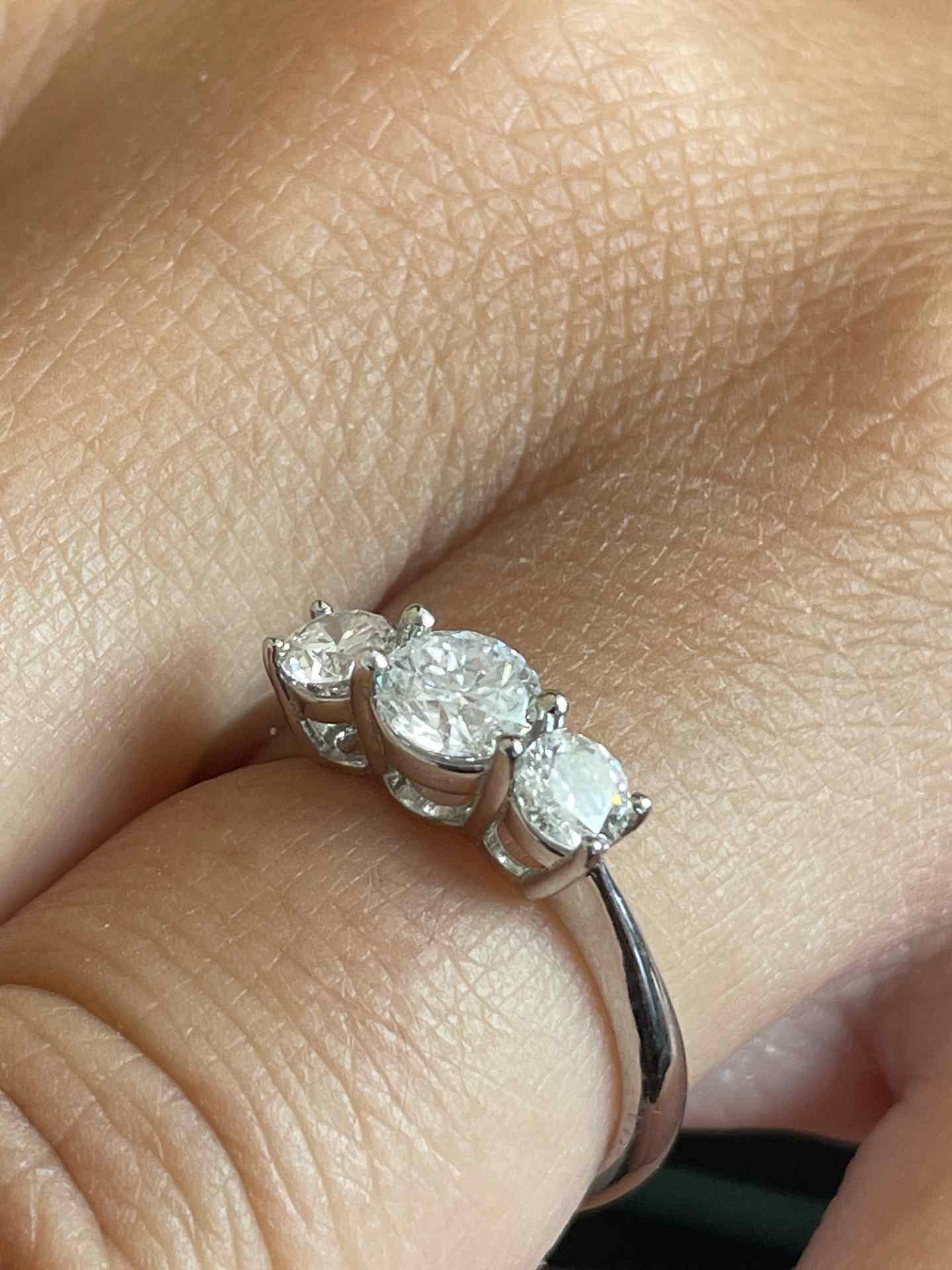 Anillo NIMES tresillo de brillantes en oro blanco de 18 kilates