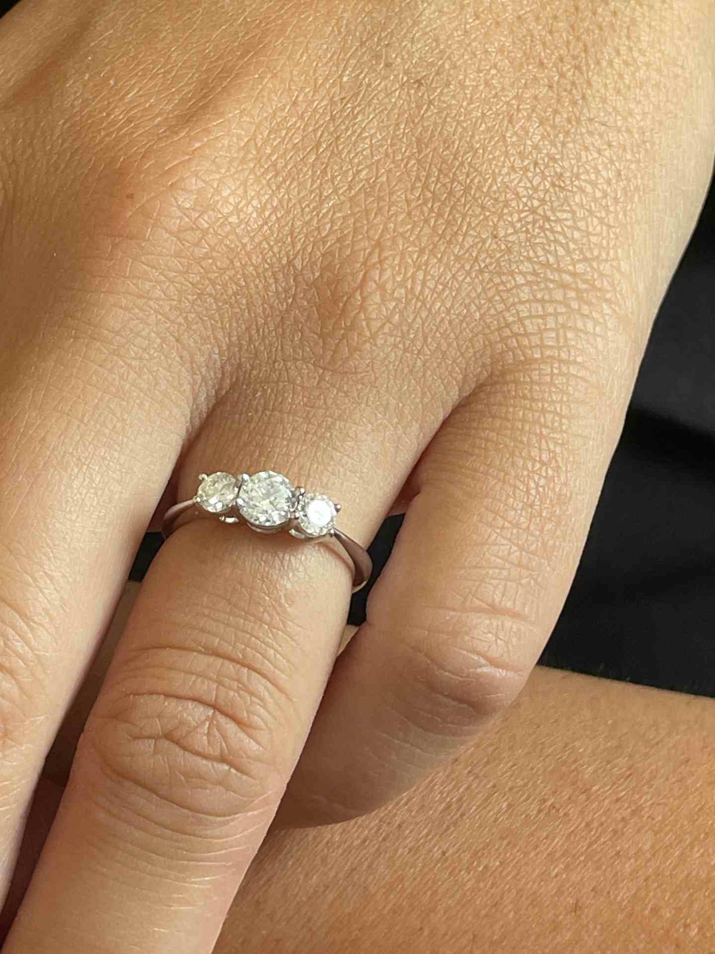Anillo NIMES tresillo de brillantes en oro blanco de 18 kilates