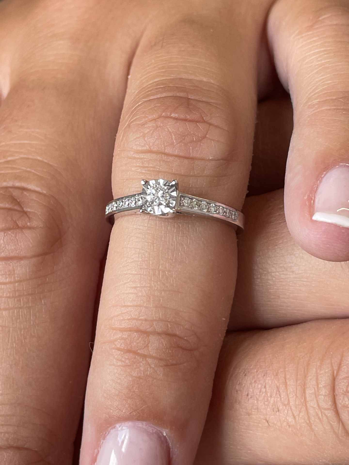 BAYONNE solitaire ring with brilliant-set band in 18k white gold.