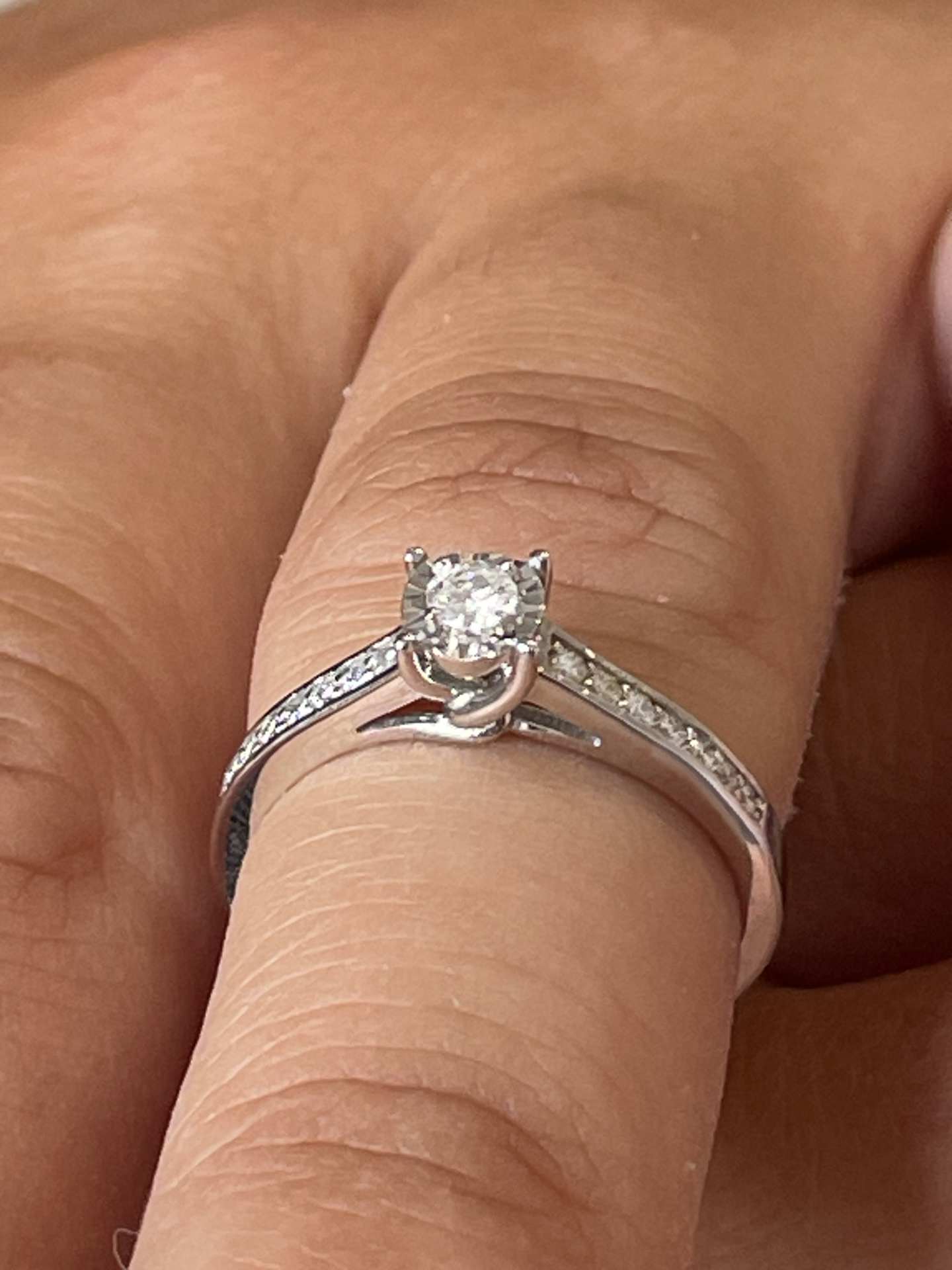 BAYONNE solitaire ring with brilliant-set band in 18k white gold.